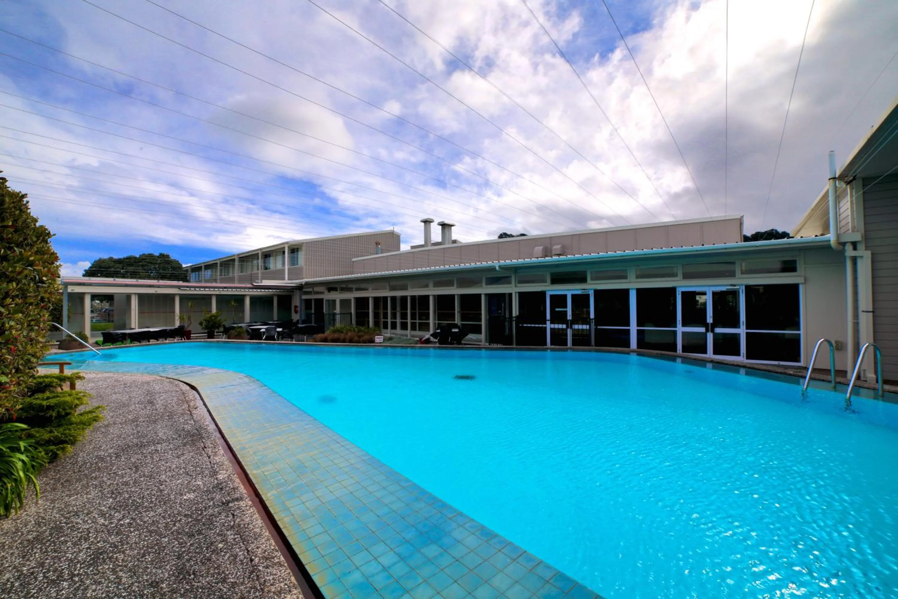 Swimming pool in Brentwood Hotel