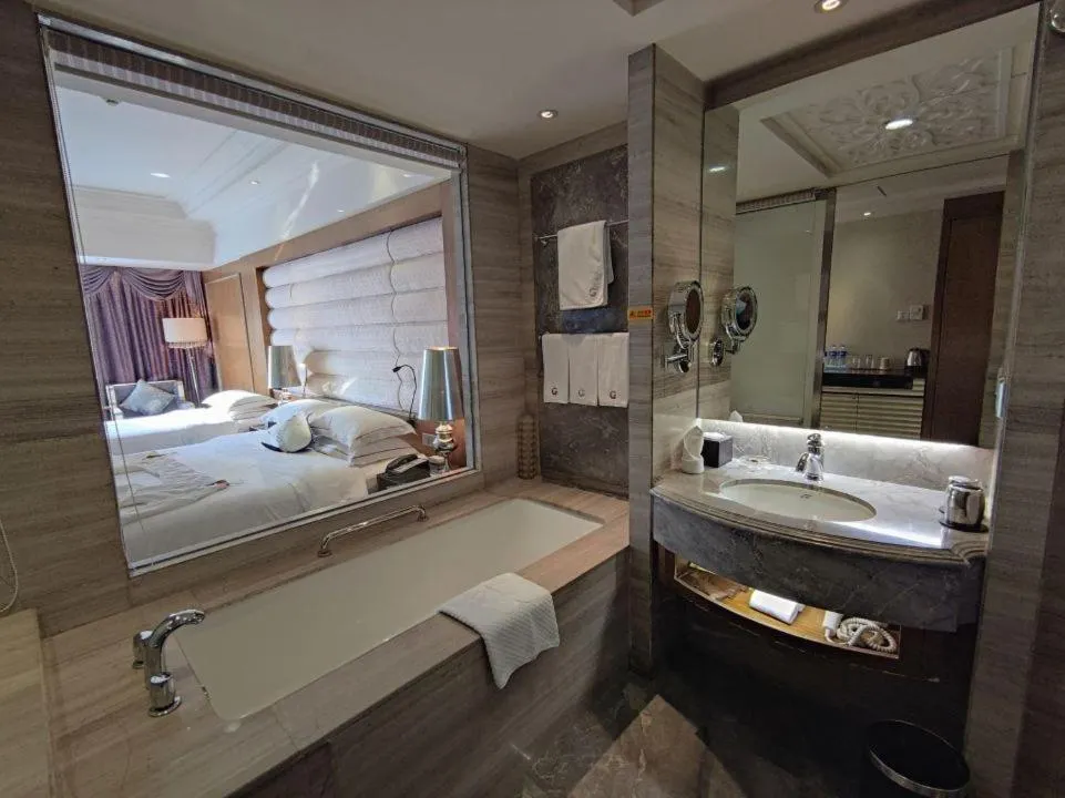 Bath, Bed in Guangzhou Good International Hotel