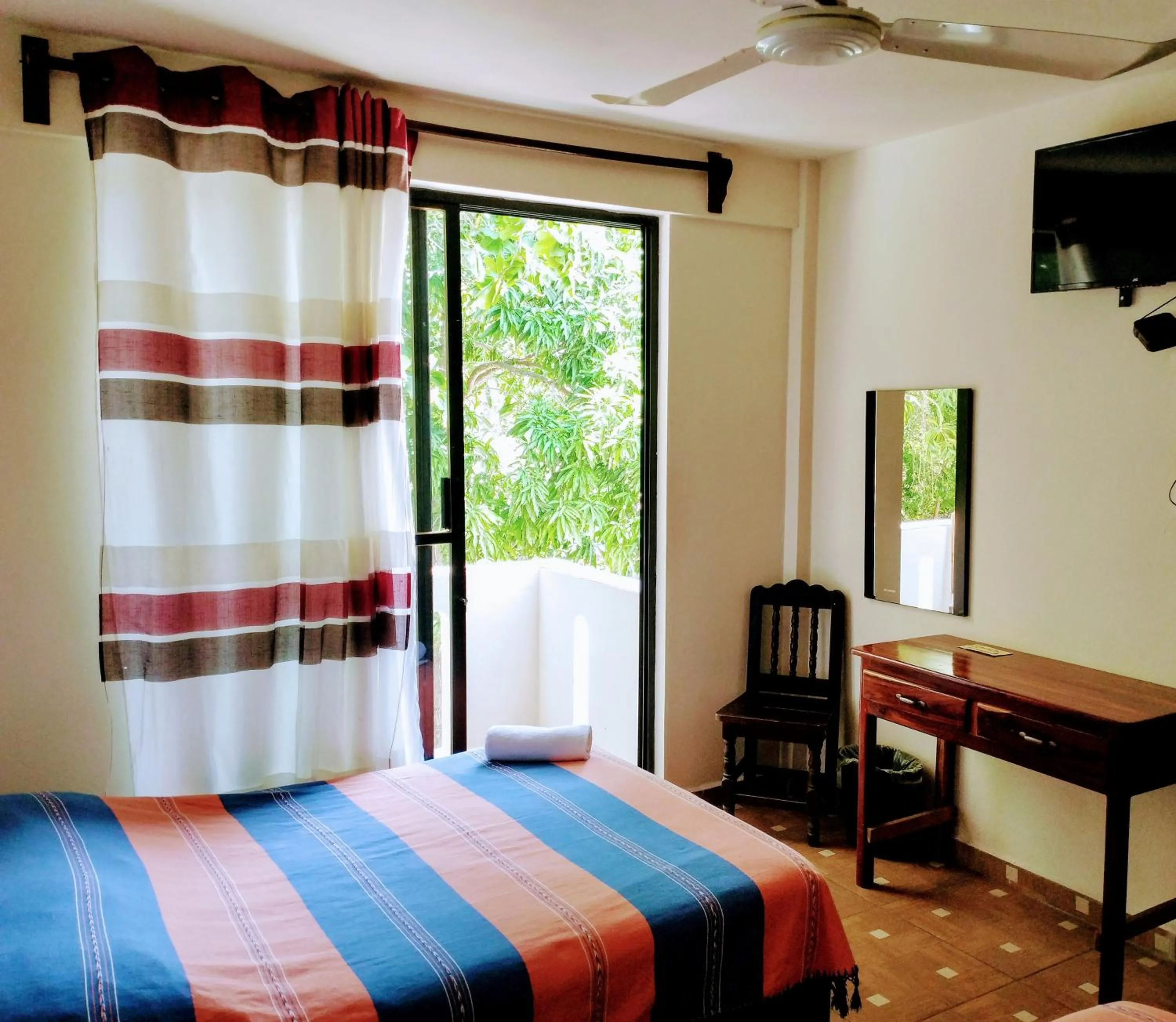 Photo of the whole room, Bed in Yuu-Lee Casa Bendita Huatulco