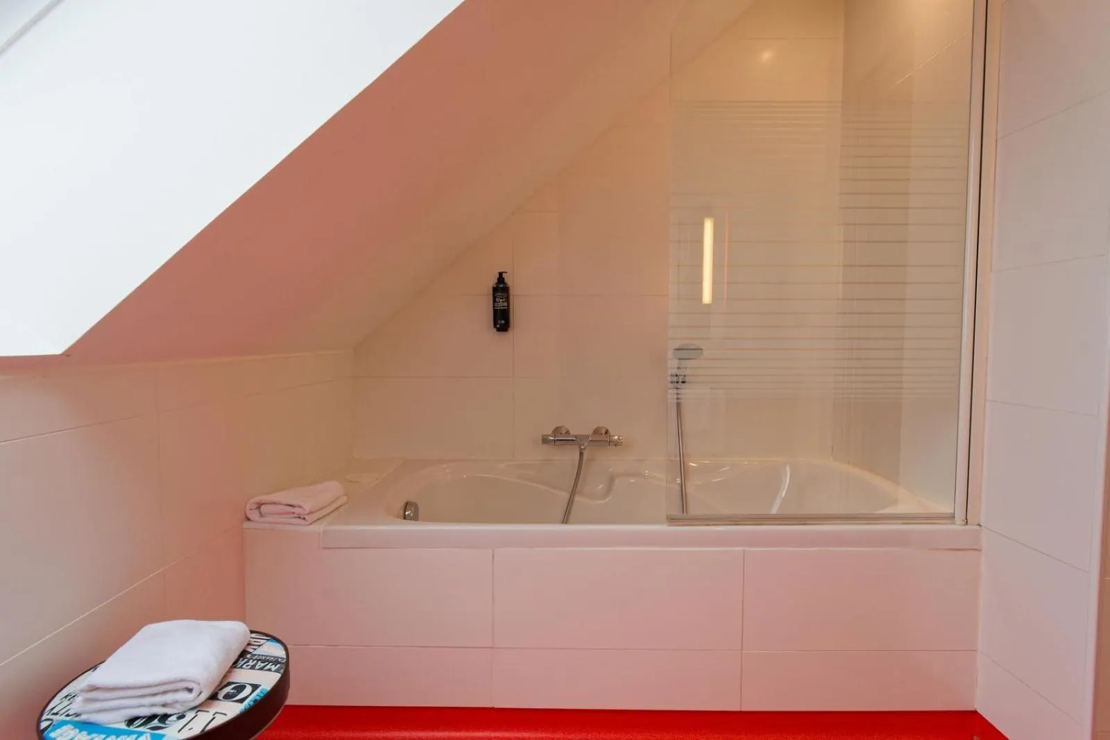 Bathroom in ibis Styles Saint Brieuc Gare Centre