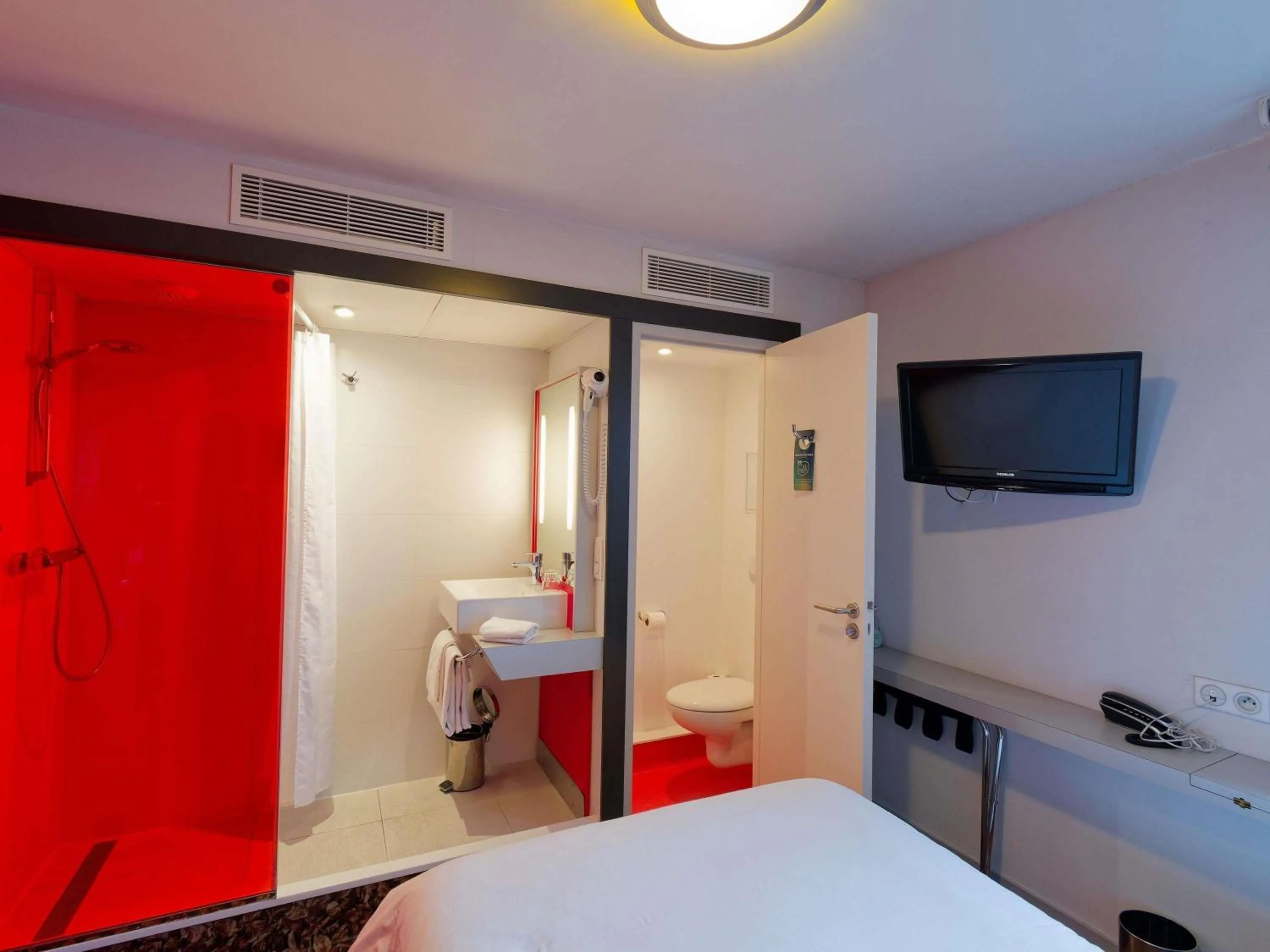 Bedroom, Bed in ibis Styles Saint Brieuc Gare Centre
