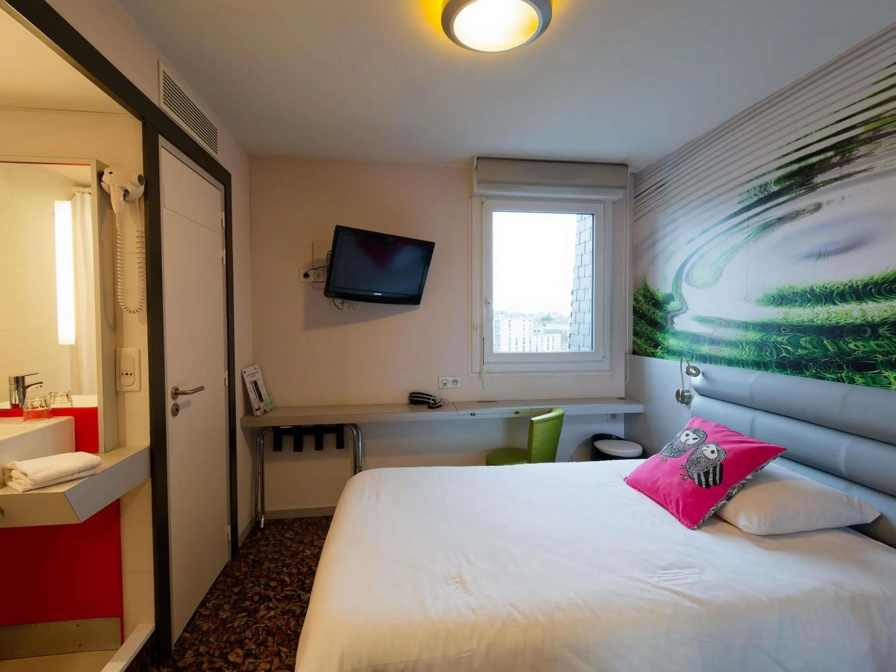 Bedroom, Bed in ibis Styles Saint Brieuc Gare Centre