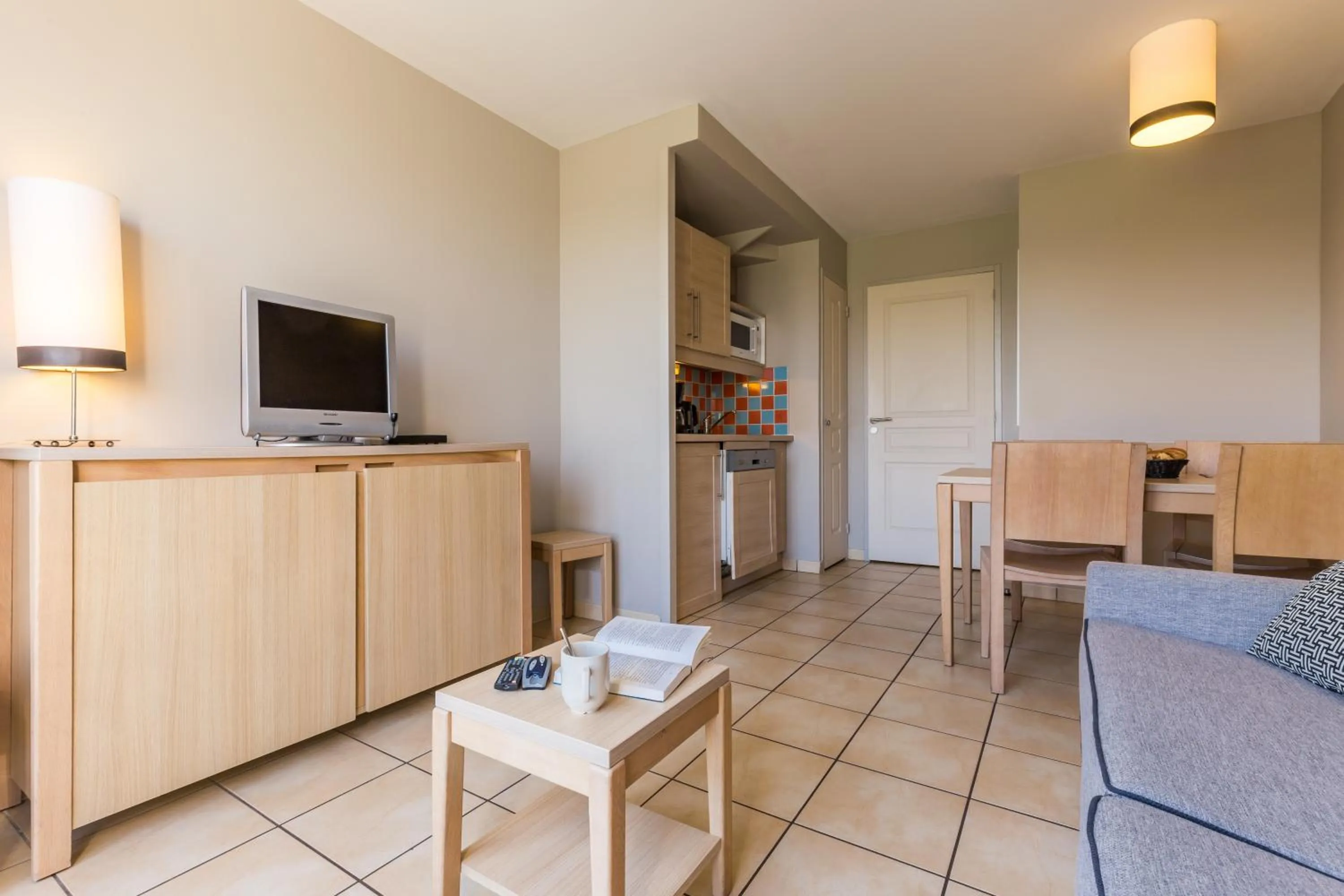 Communal lounge/ TV room in Résidence Pierre & Vacances le Green Beach