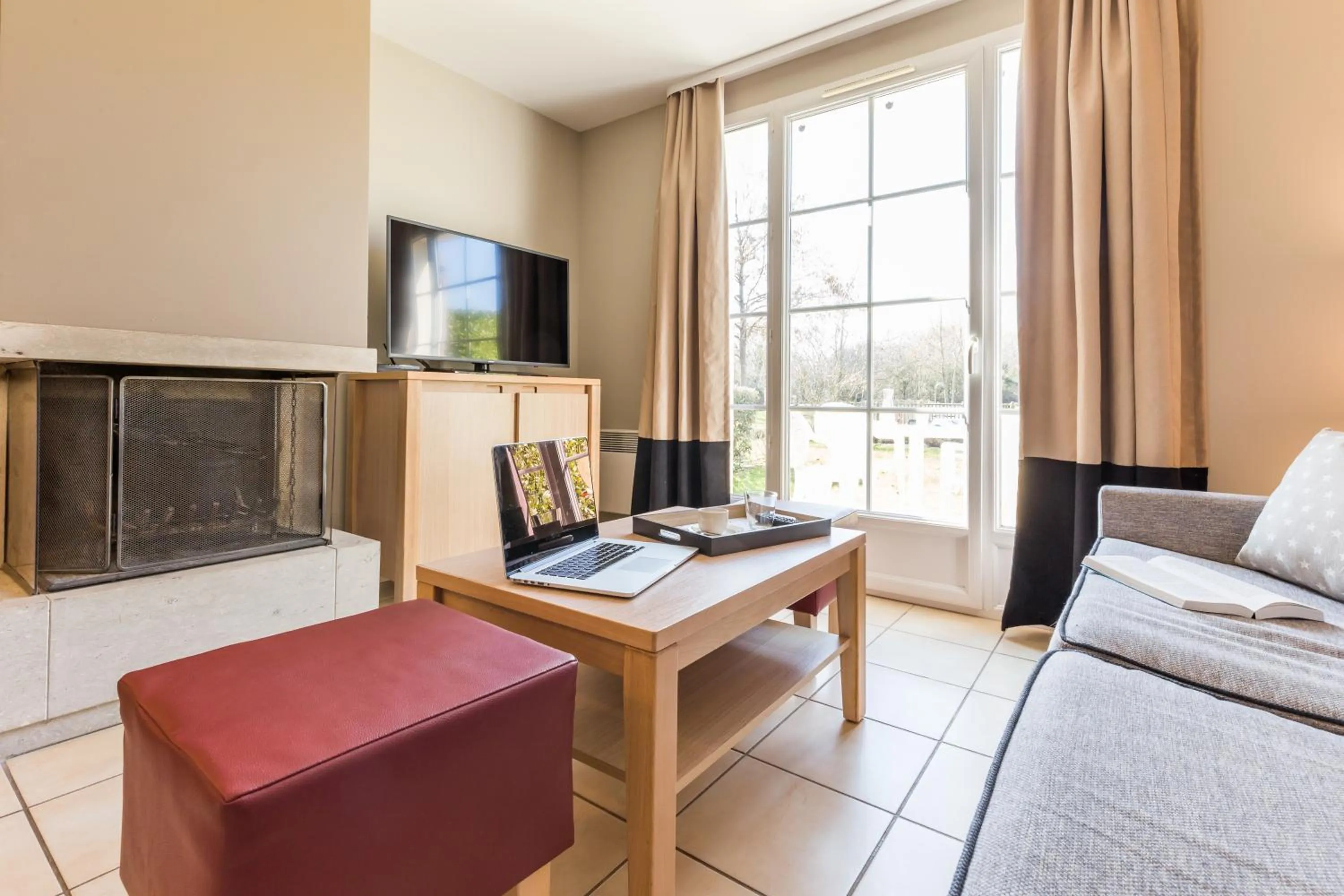 Communal lounge/ TV room in Résidence Pierre & Vacances le Green Beach