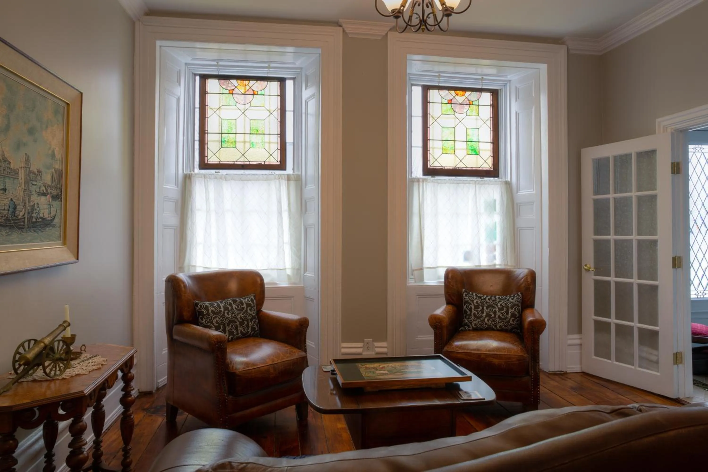 Seating area in Sir Isaac Brock B&B Luxury Suites