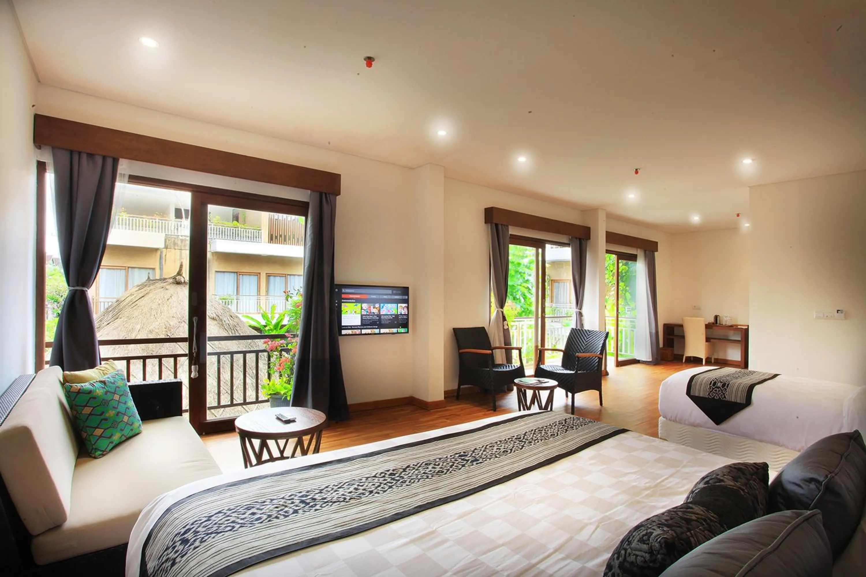 Living room, Bed in Hotel Puriartha Ubud