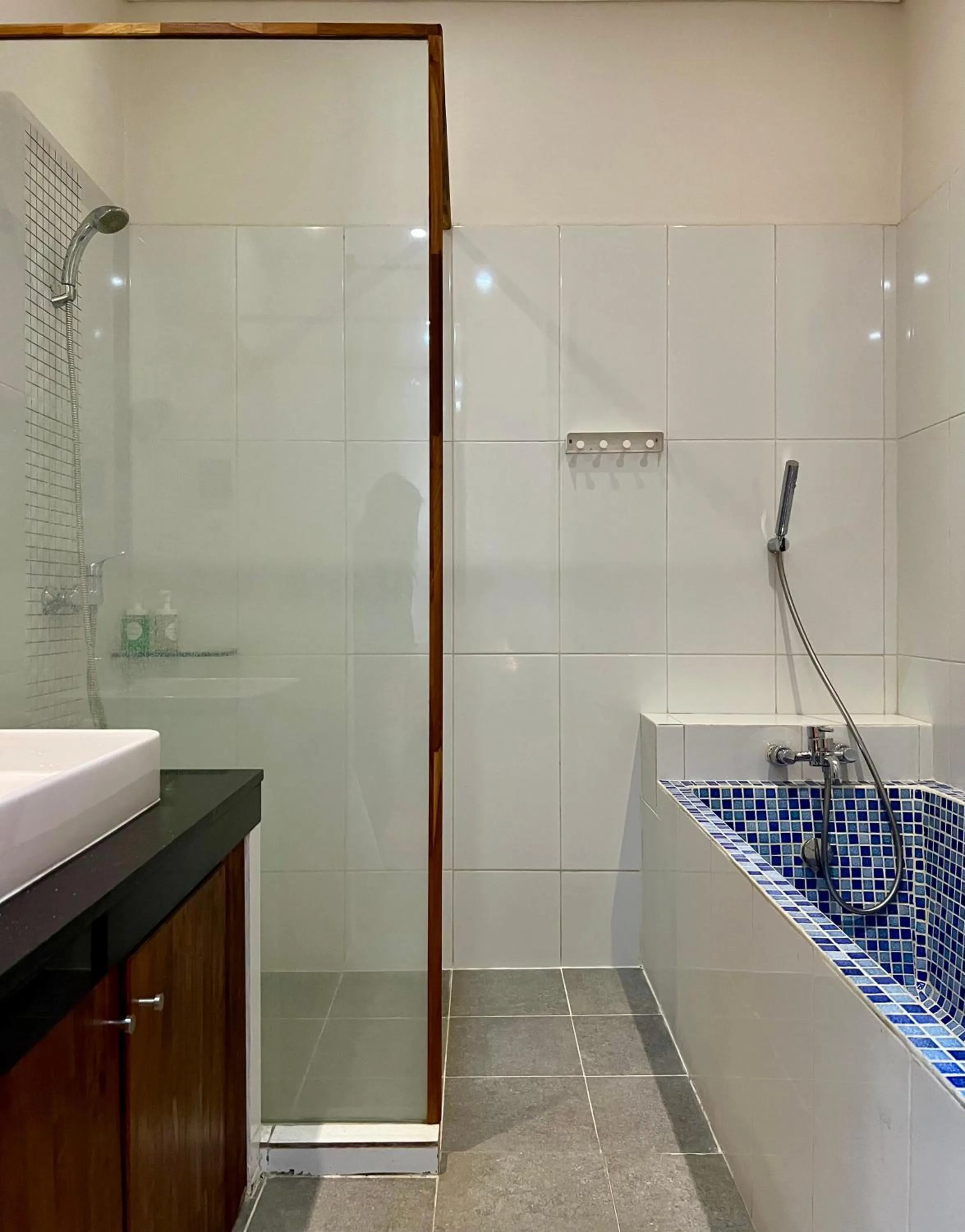 Shower in Hotel Puriartha Ubud