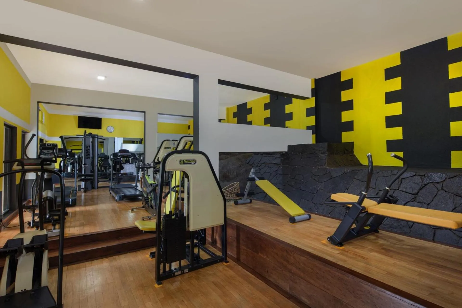 Fitness centre/facilities in Earl's Regency Hotel