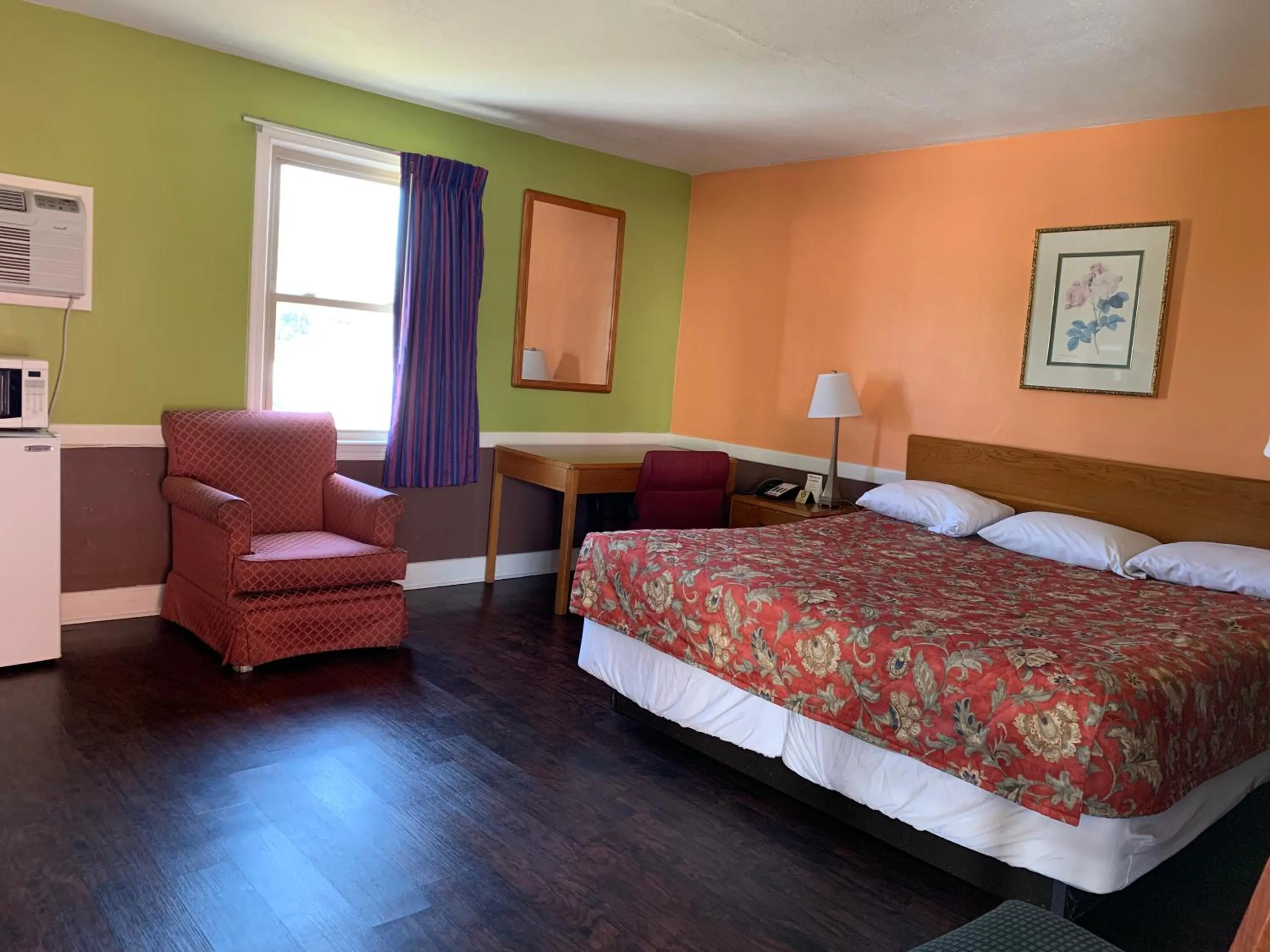 Bed in Royal Inn Motel