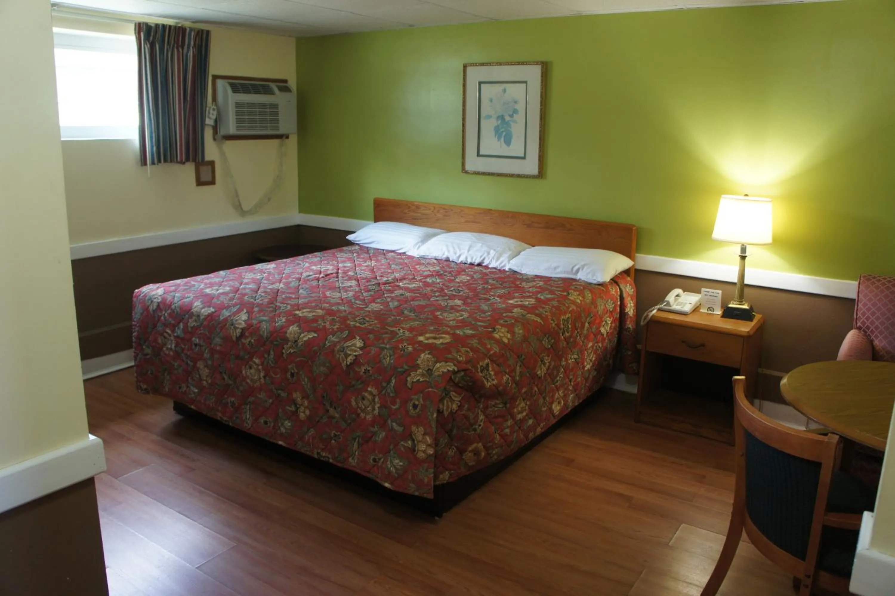 Bed in Royal Inn Motel