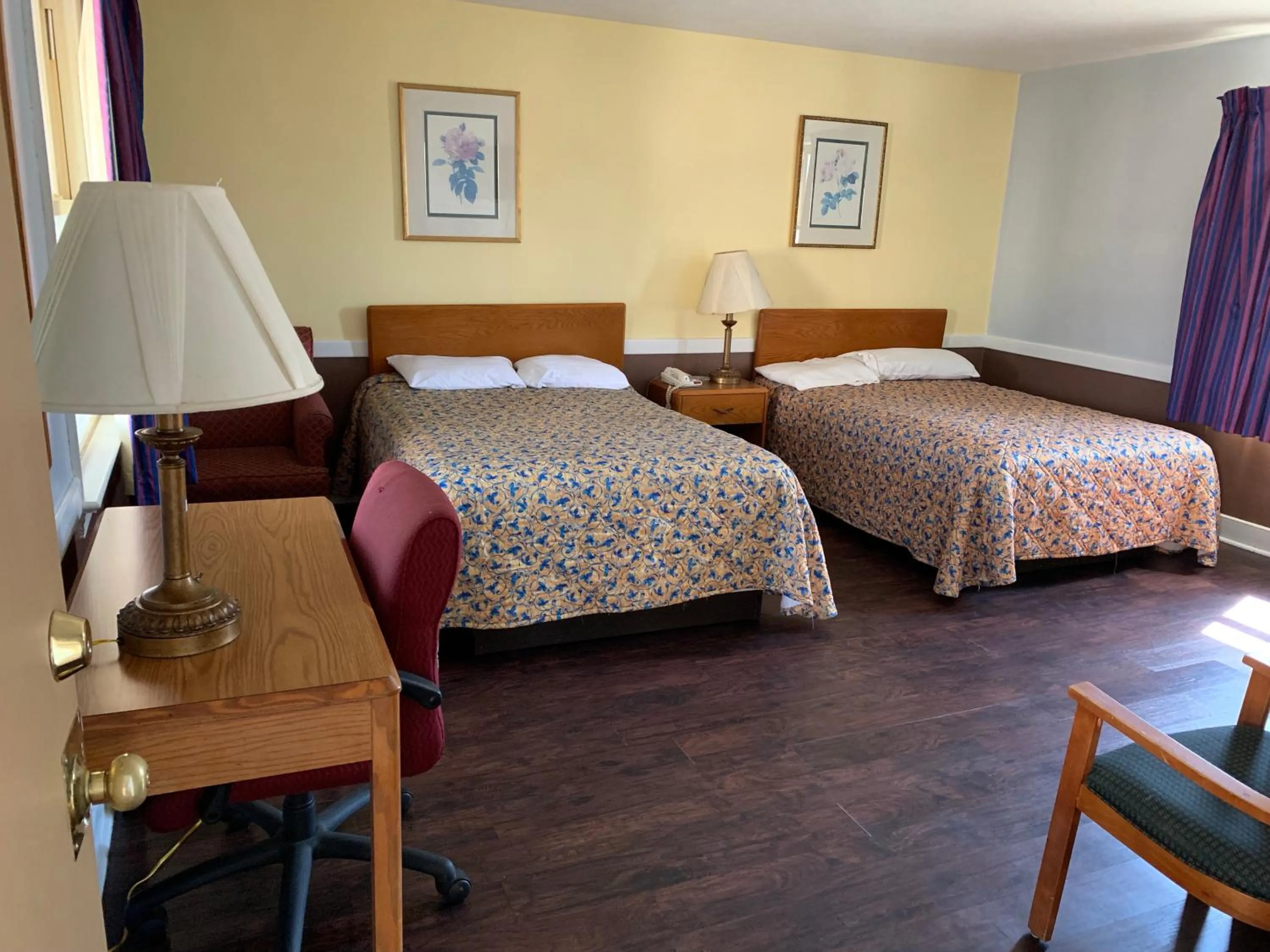 Bed in Royal Inn Motel