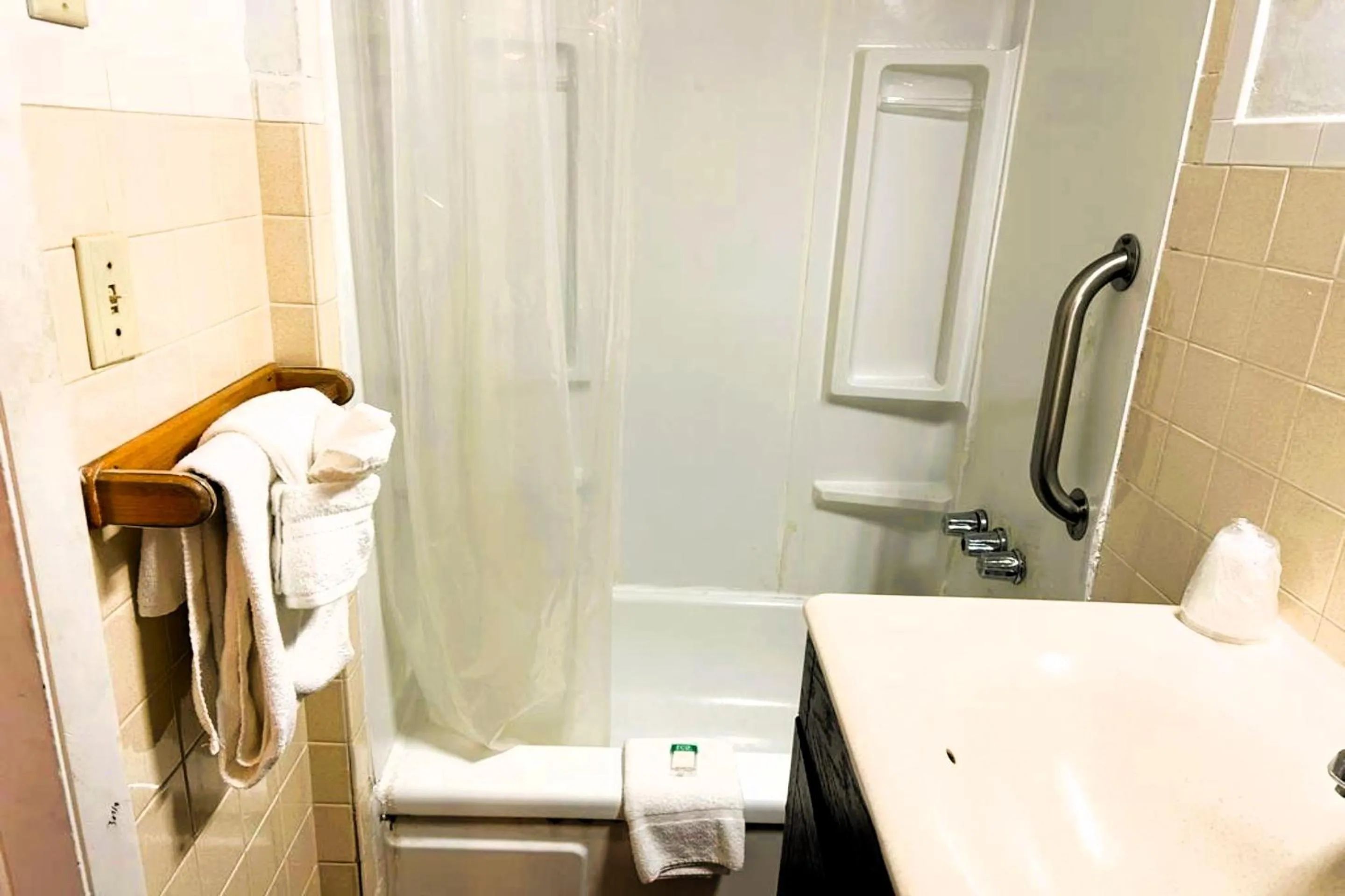 Bathroom in Buena Vista Inn Motel