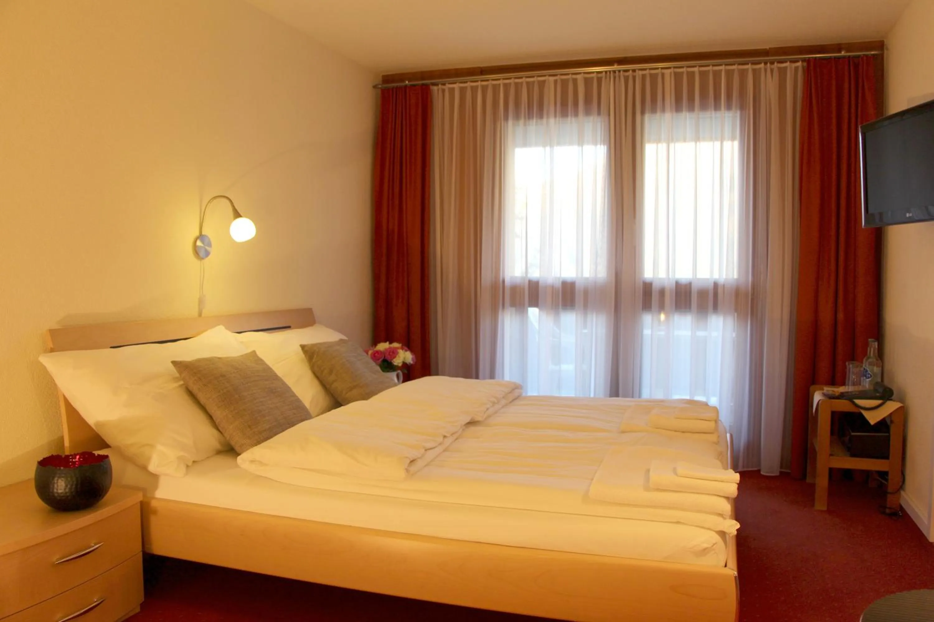 Communal lounge/ TV room, Bed in Aparthotel Ambassador