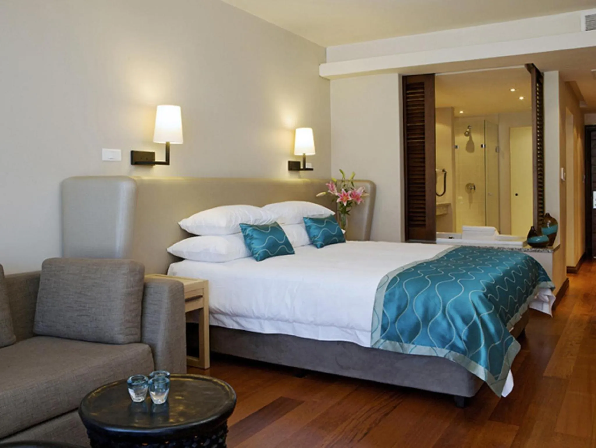 Photo of the whole room, Bed in Chapmans Peak Beach Hotel