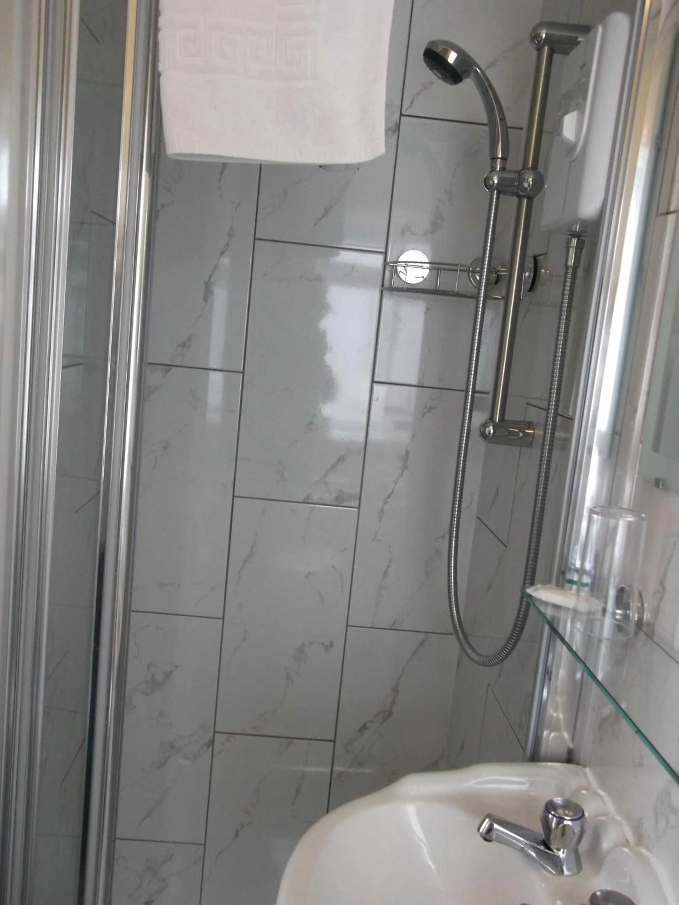 Bathroom in Holmeleigh Hotel