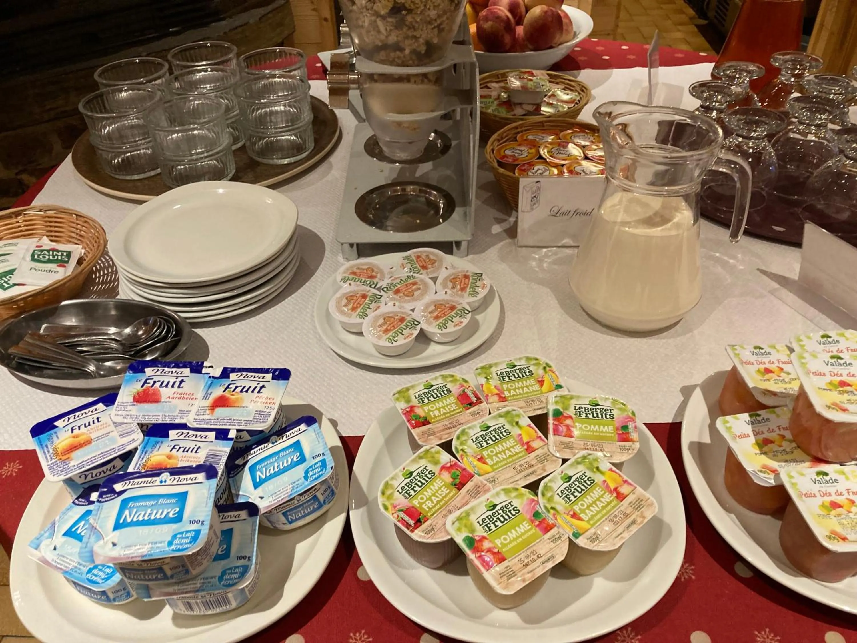 Buffet breakfast in Hôtel Restaurant L'ancienne Auberge