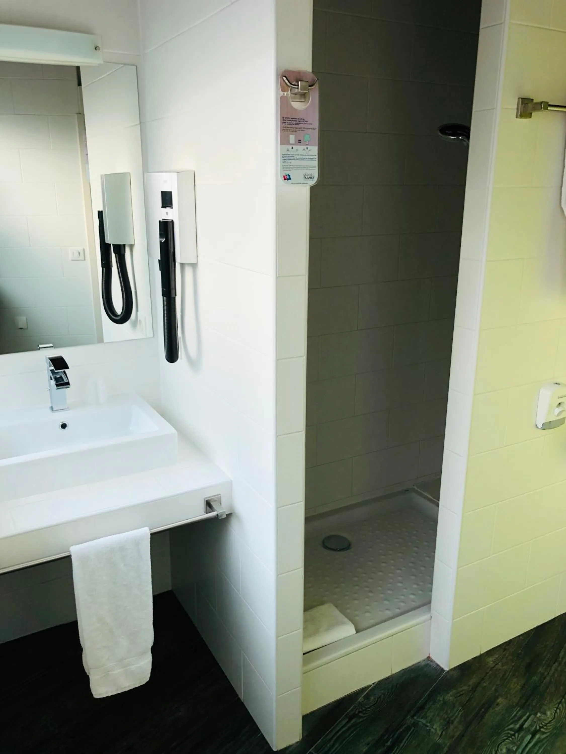 Shower in ibis Styles Saint Julien en Genevois Vitam