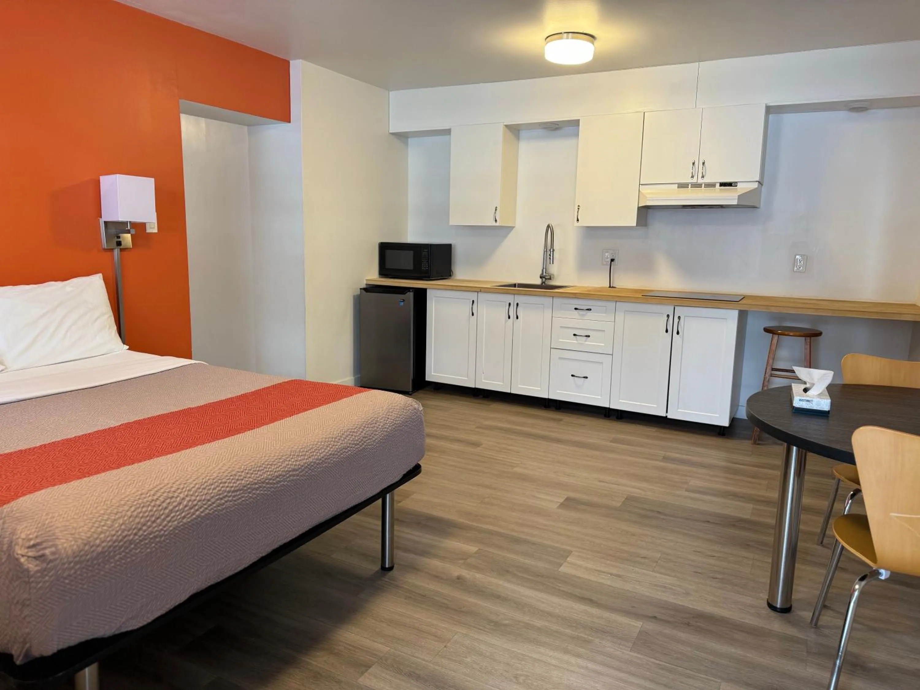 Kitchen or kitchenette, Bed in Motel 6-Moncton, NB