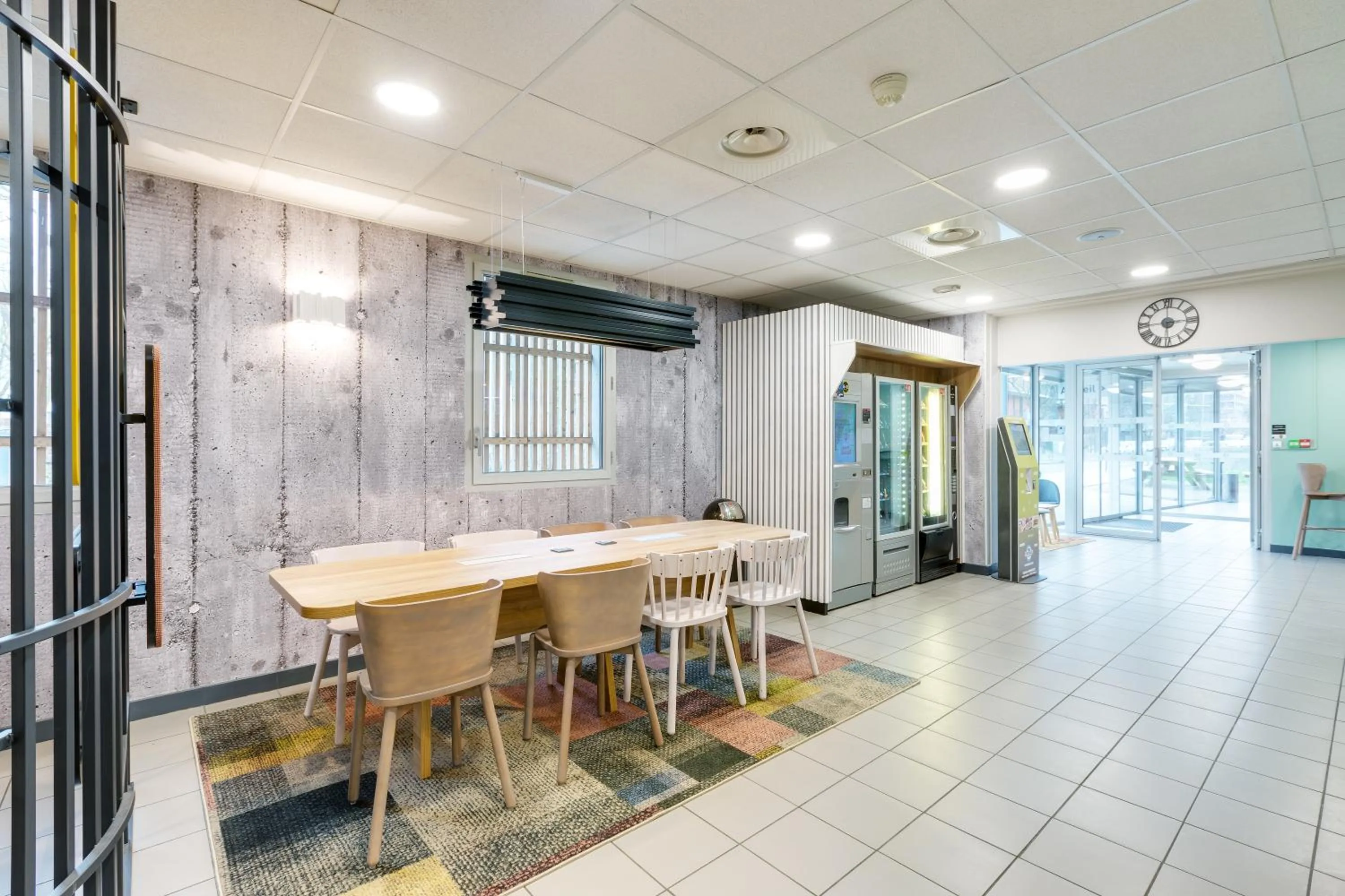 Lobby or reception in B&B HOTEL Lille Centre Grand Palais