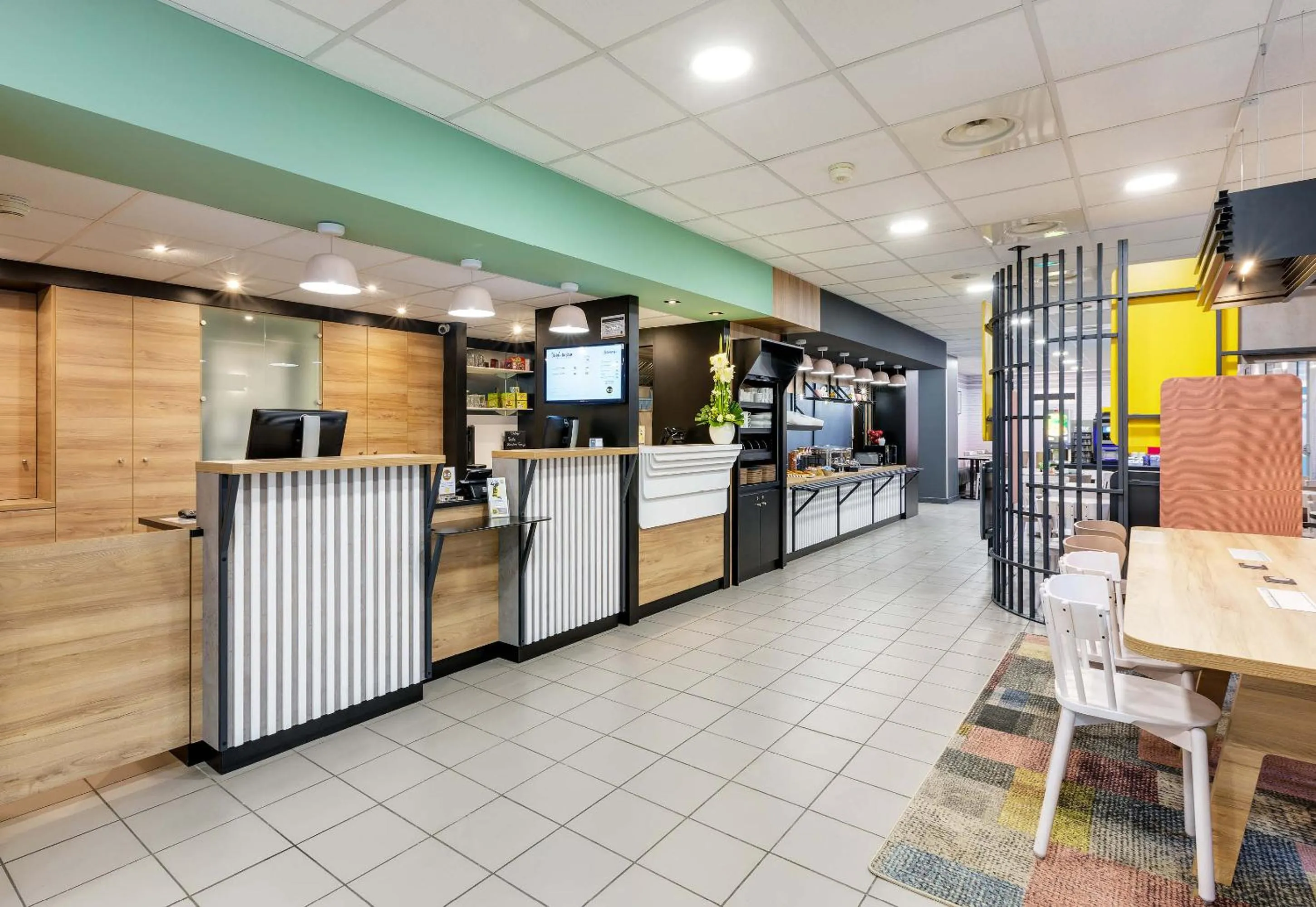 Lobby or reception in B&B HOTEL Lille Centre Grand Palais