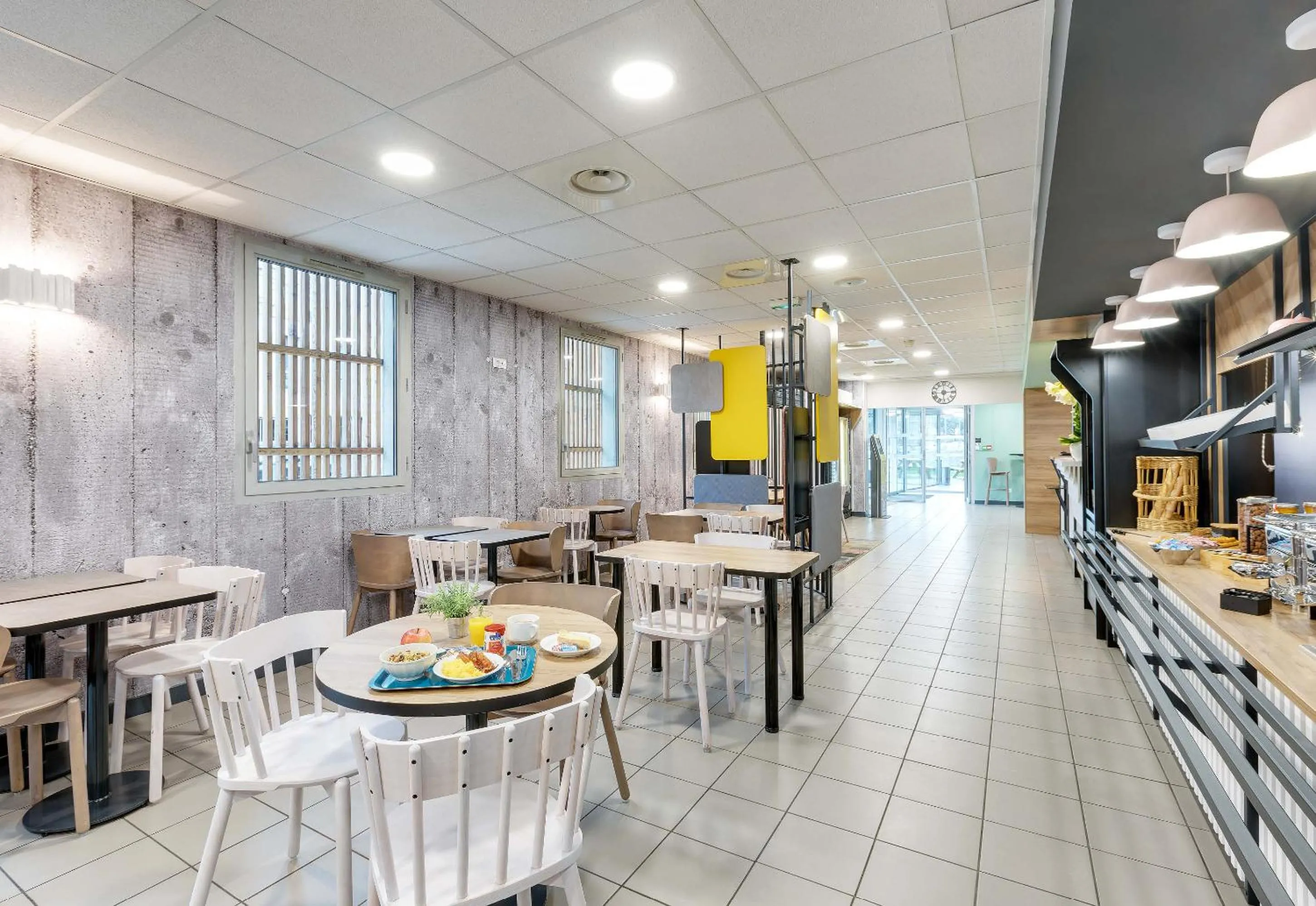 Restaurant/places to eat in B&B HOTEL Lille Centre Grand Palais