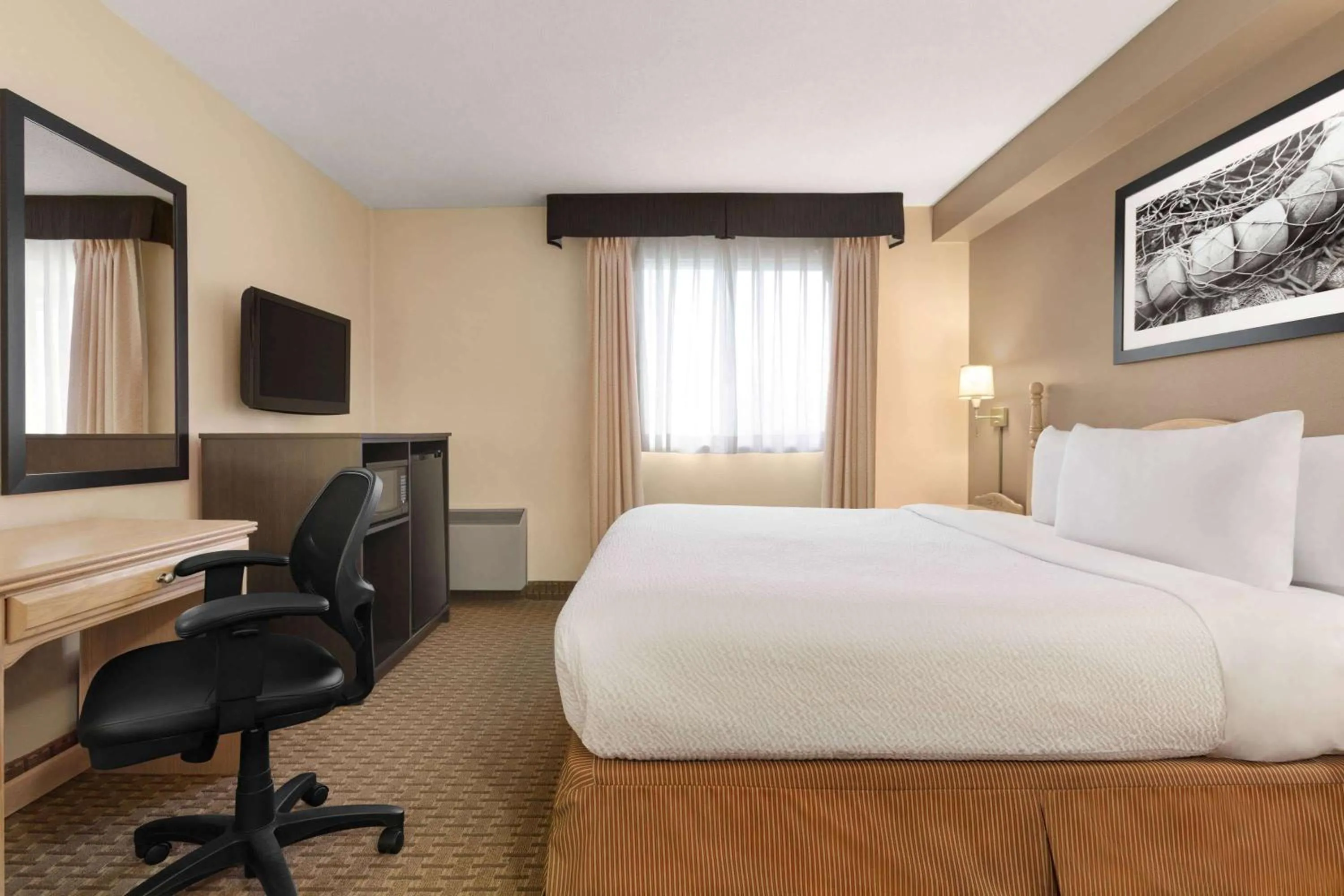 Photo of the whole room, Bed in Travelodge Suites by Wyndham Moncton
