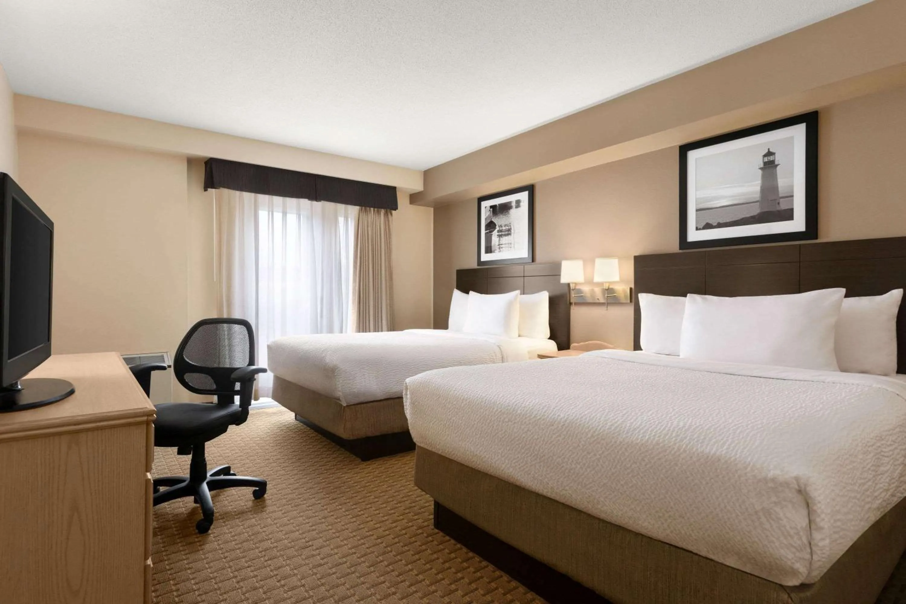 Photo of the whole room, Bed in Travelodge Suites by Wyndham Moncton