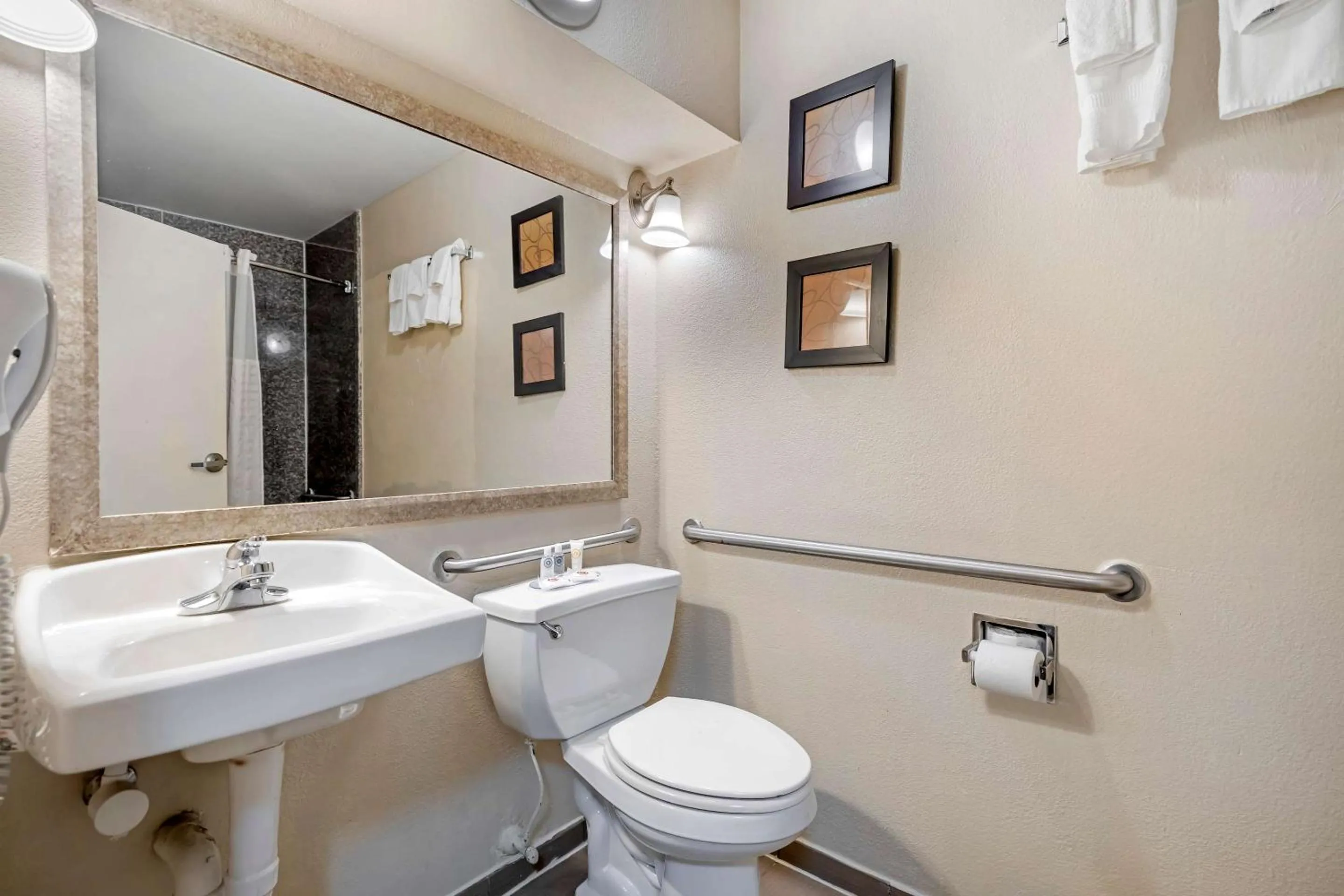 Bedroom in Comfort Suites Port Allen - Baton Rouge