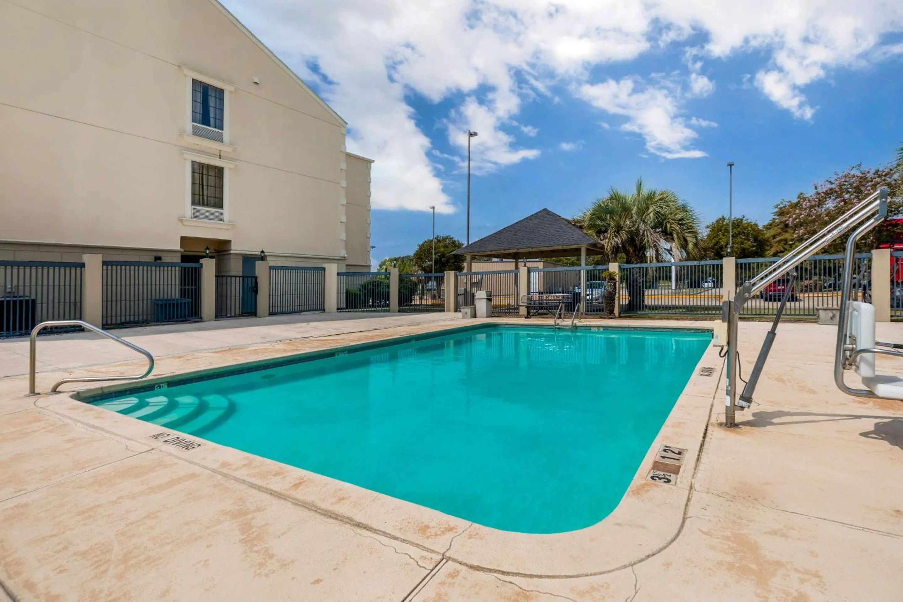 Swimming pool in Comfort Suites Port Allen - Baton Rouge