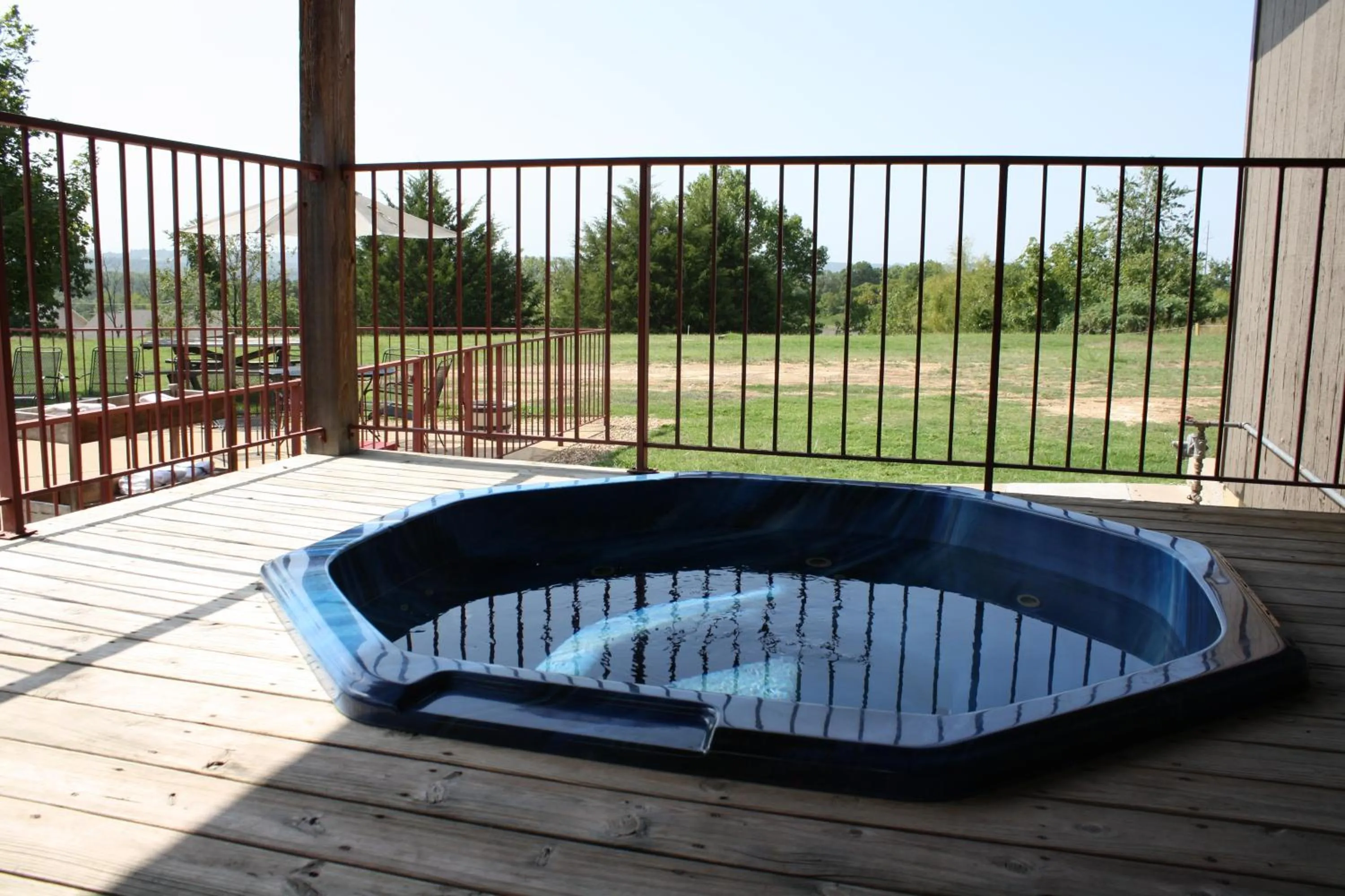 Hot Tub, Swimming Pool in Outback Roadhouse Motel & Suites Branson