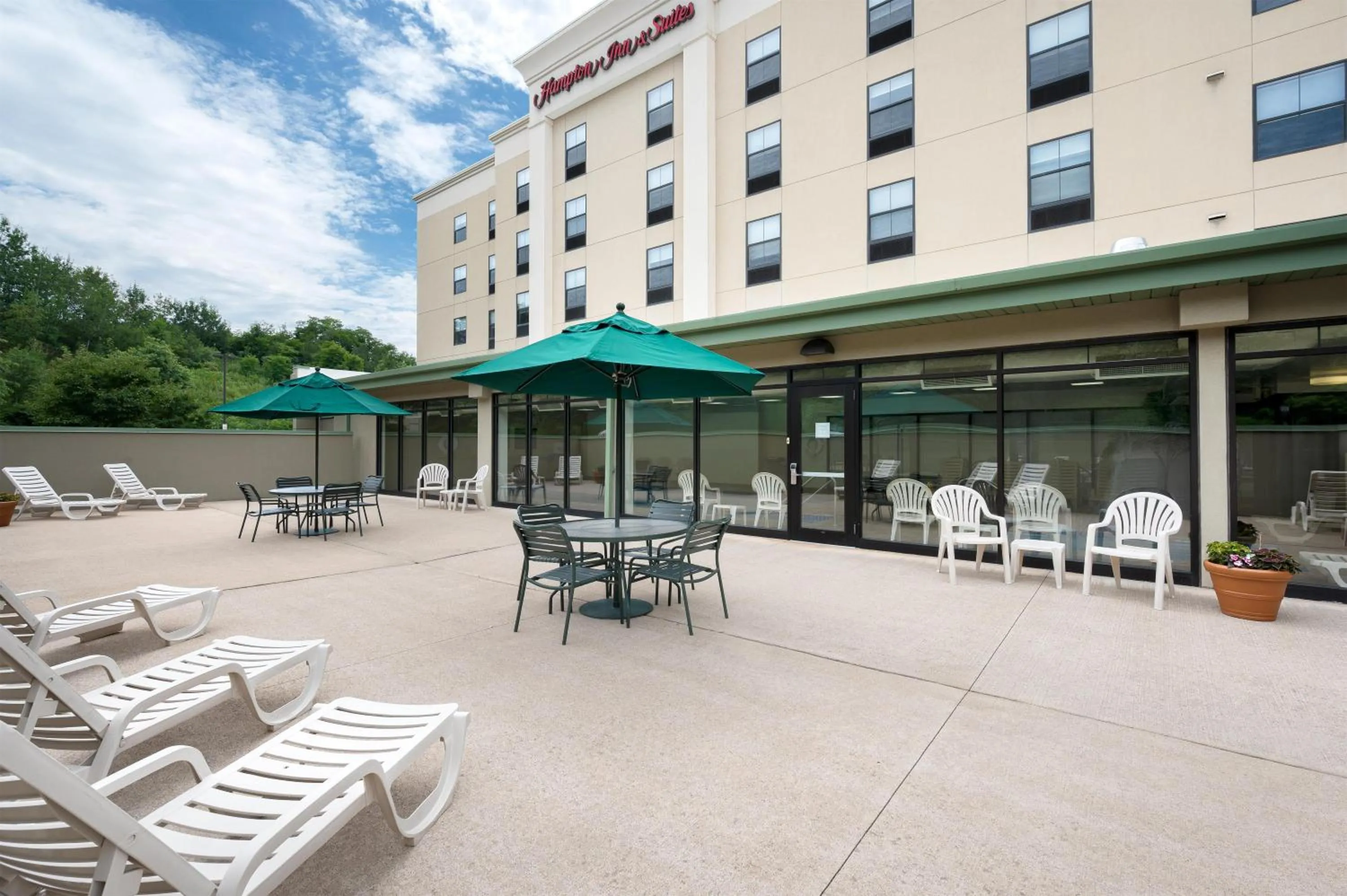 Patio in Hampton Inn & Suites Wilkes-Barre