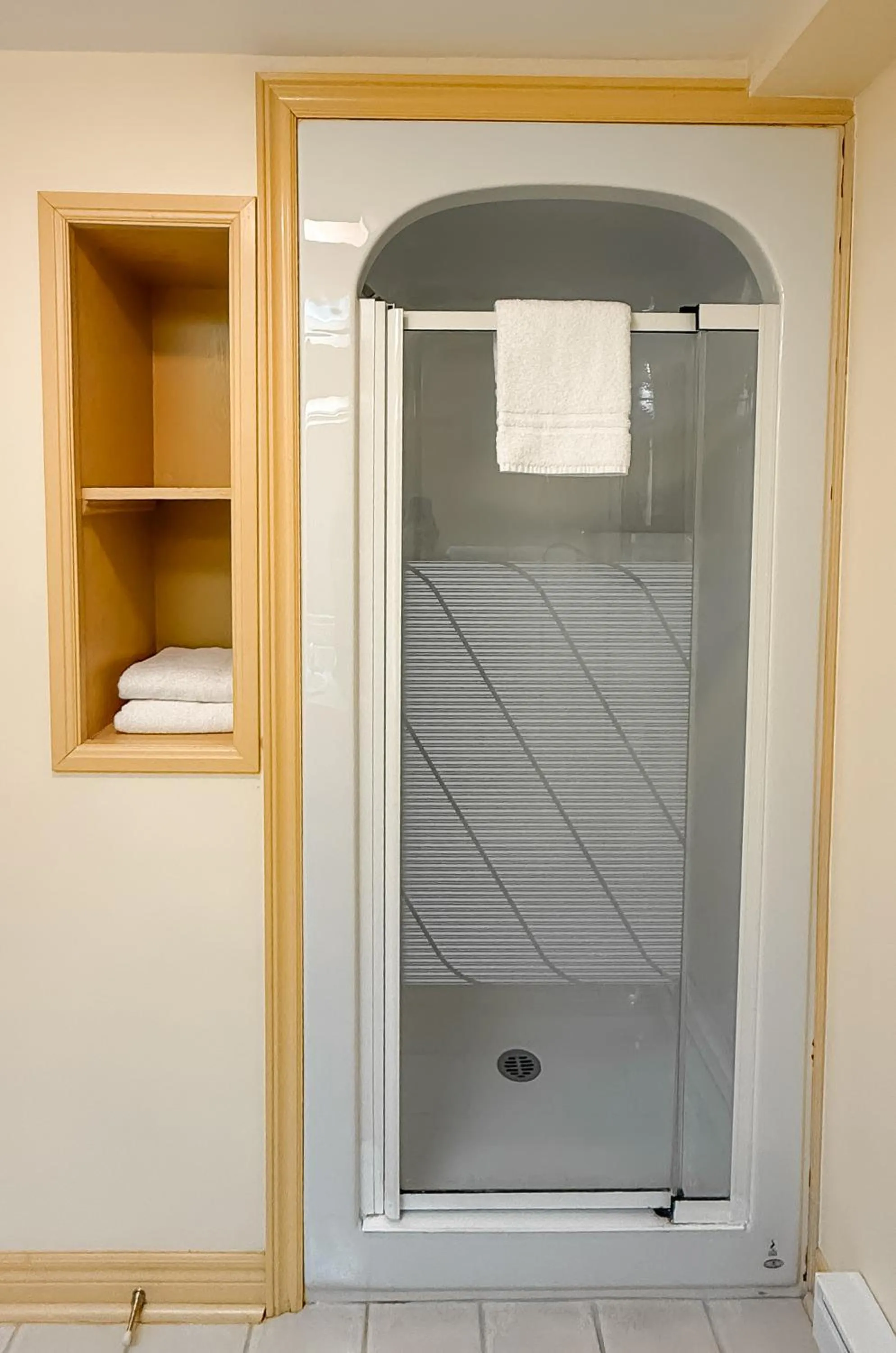 Shower in Inn on the Lake