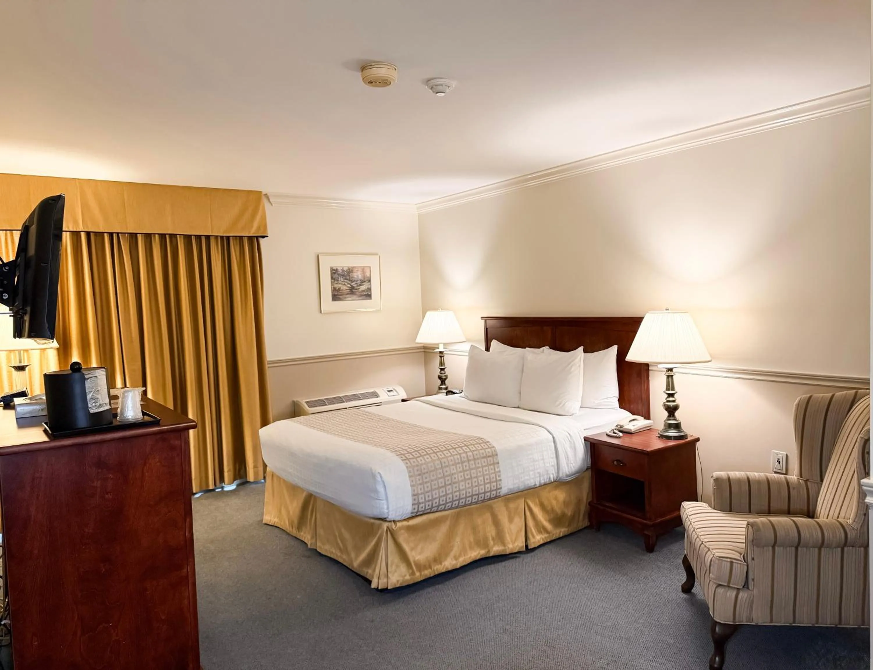 Bedroom, Bed in Inn on the Lake