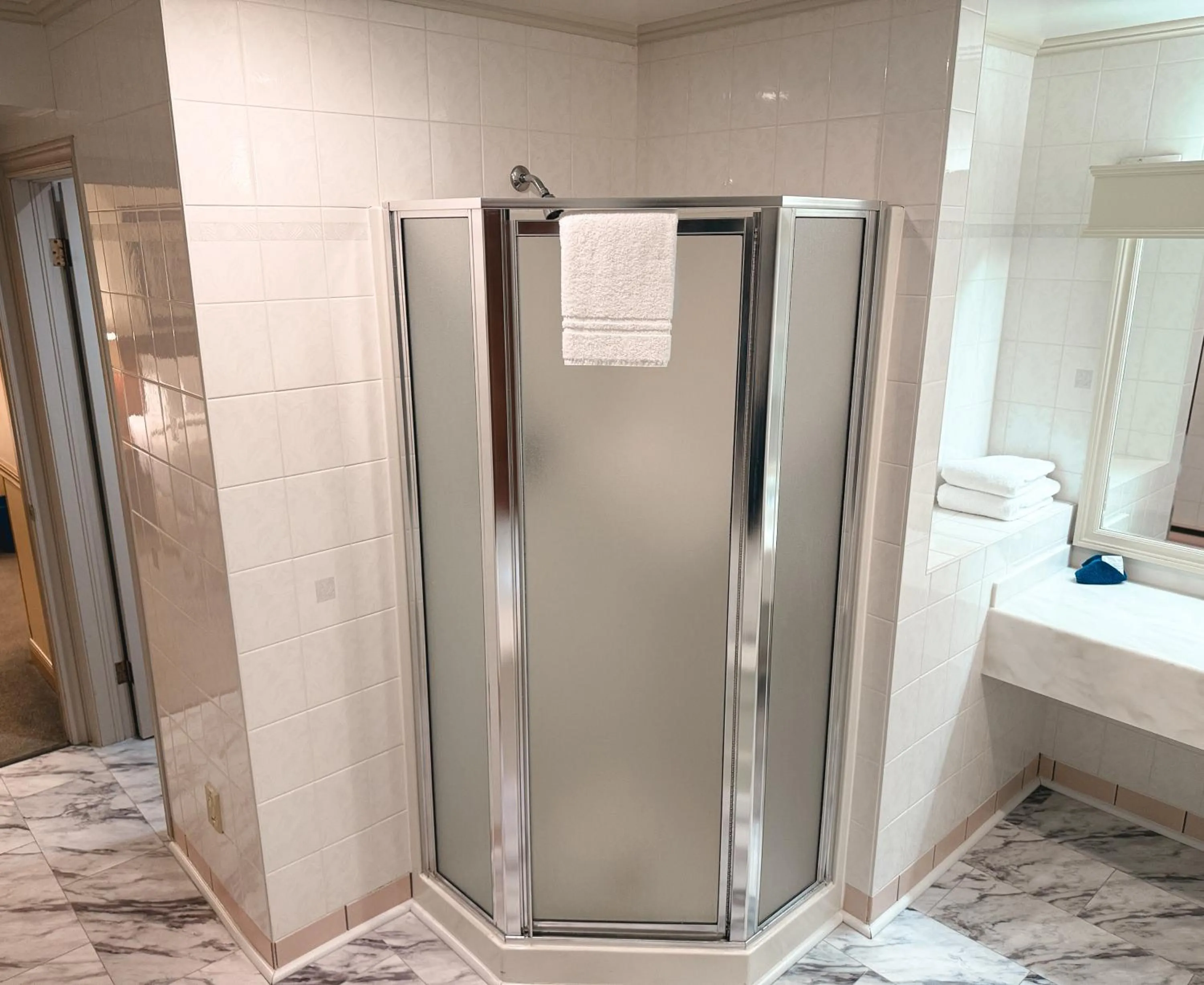 Shower in Inn on the Lake