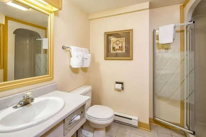 Superior King Room - Non-Smoking in Inn on the Lake Superior King Room - Non-Smoking in Inn on the Lake