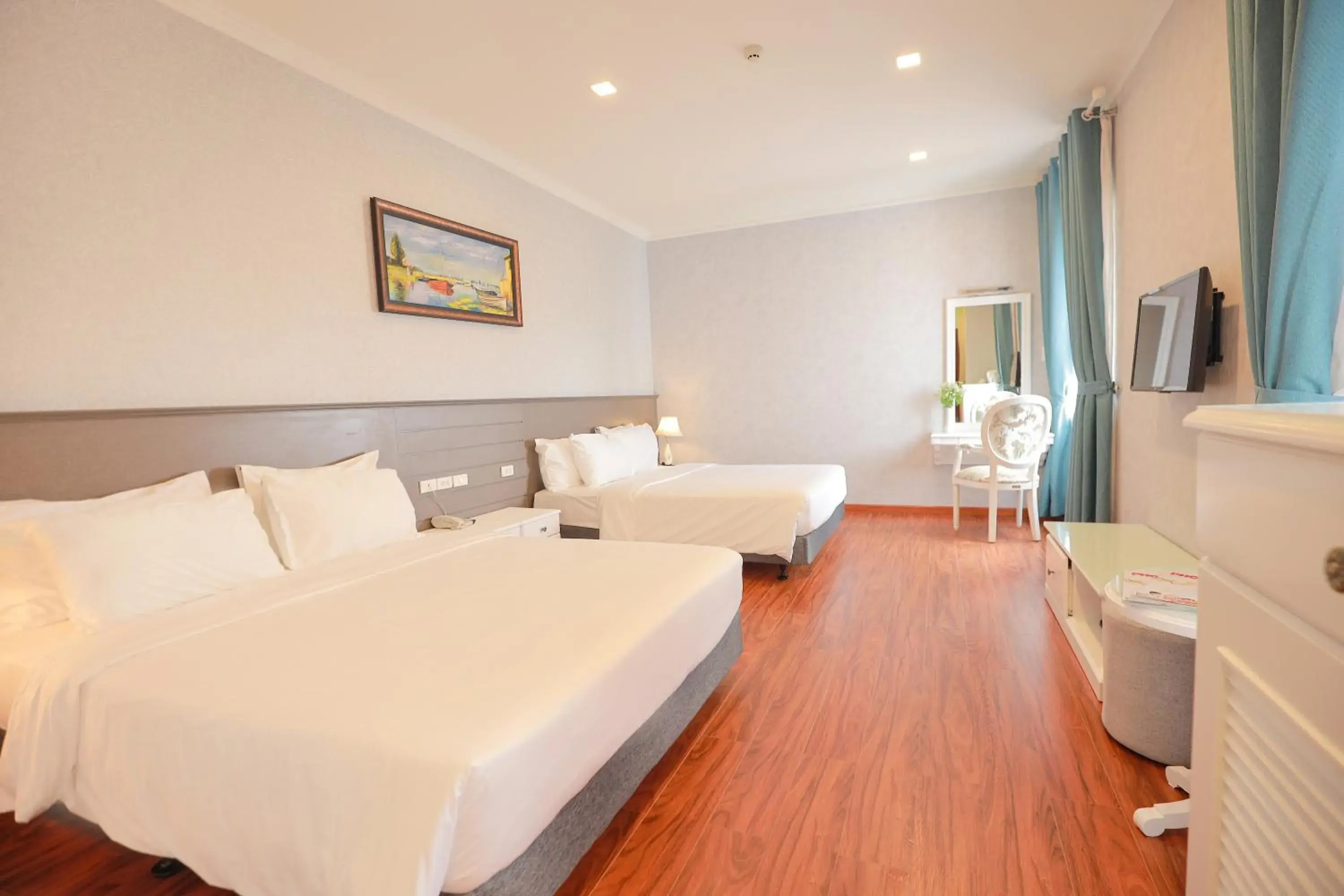 Superior Triple Room in Hotel Du Lys Superior Triple Room in Hotel Du Lys