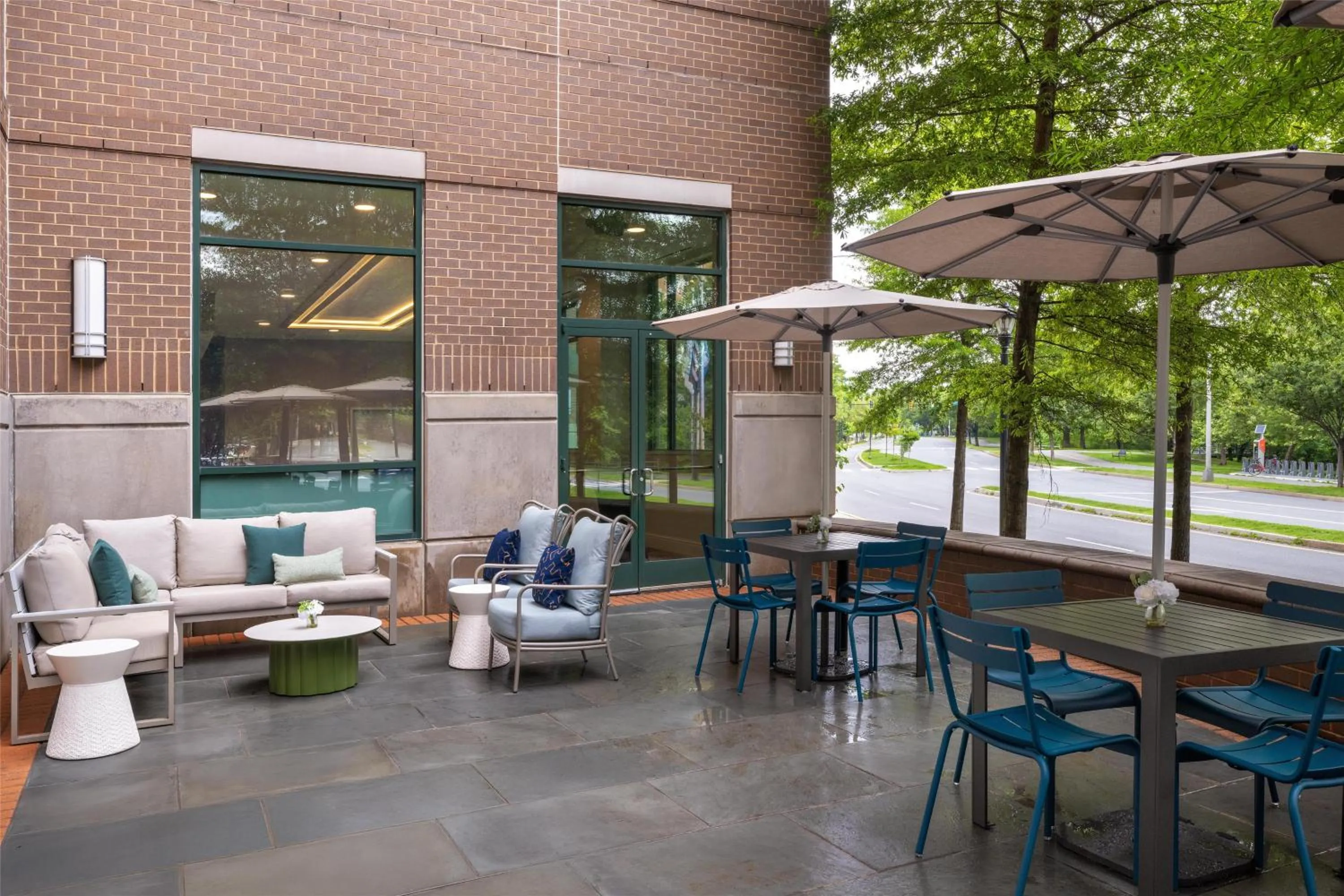 Patio in Hilton Garden Inn Shirlington