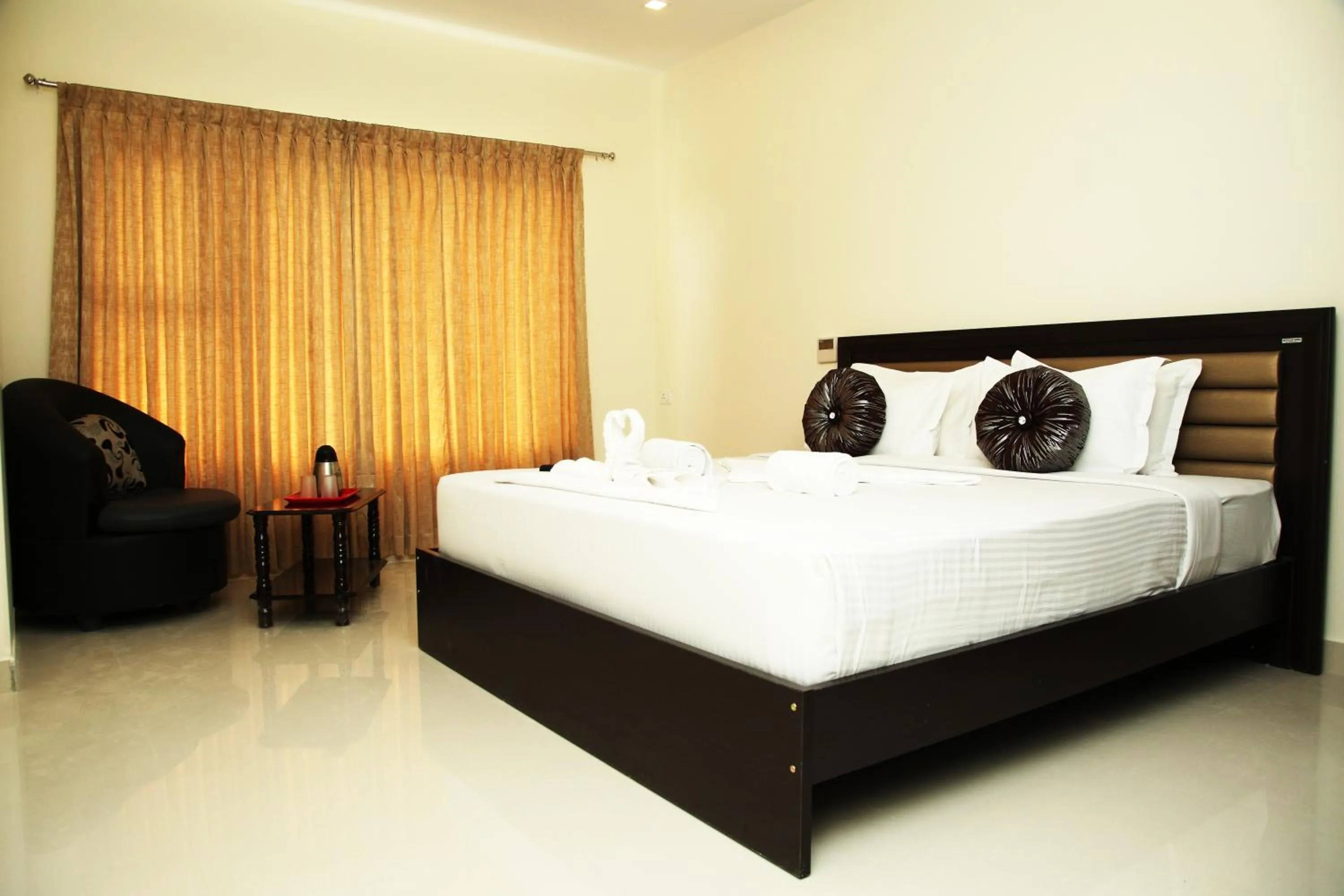 Photo of the whole room, Bed in Rio Grande Residency