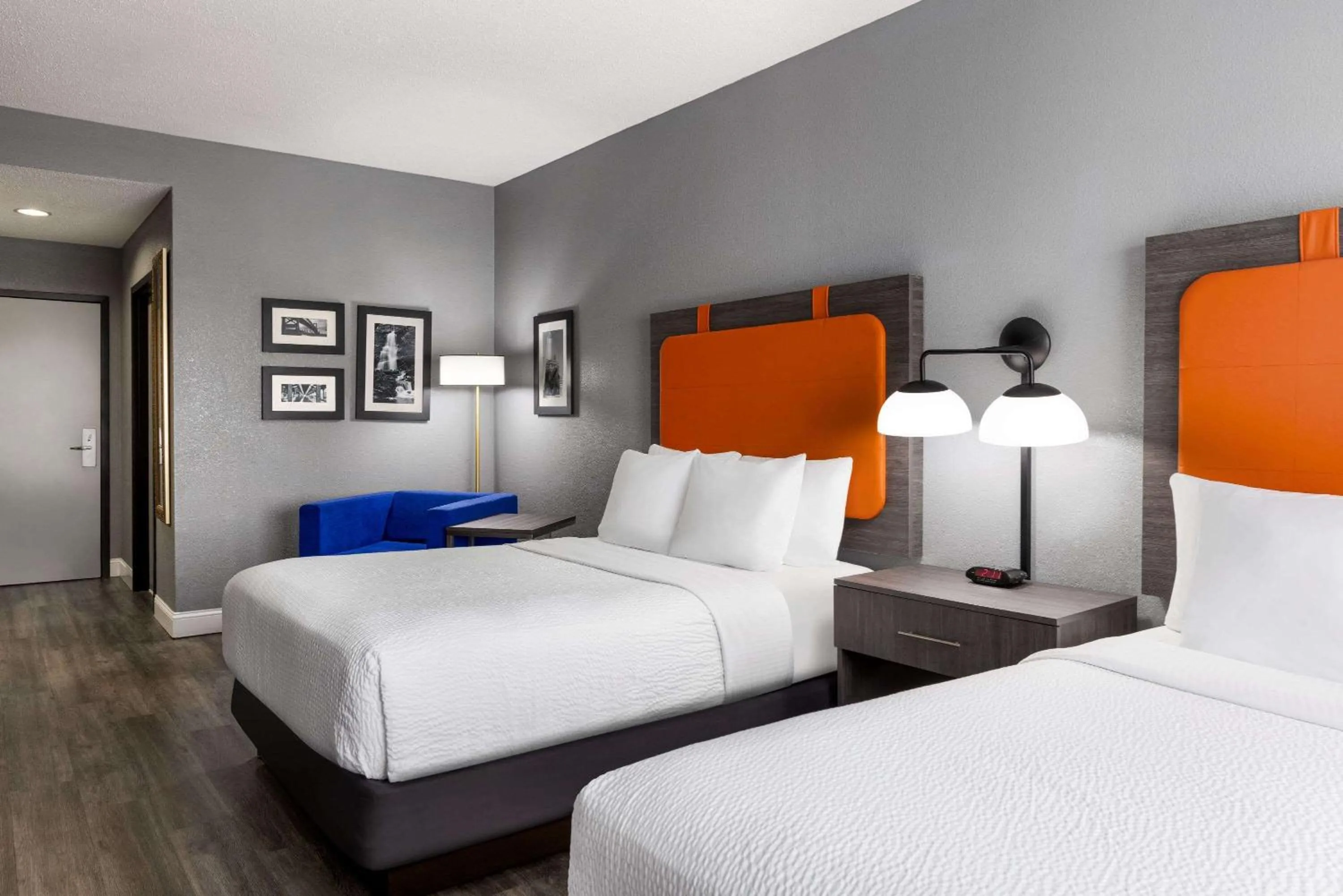 Photo of the whole room, Bed in La Quinta by Wyndham Mt. Laurel - Philadelphia