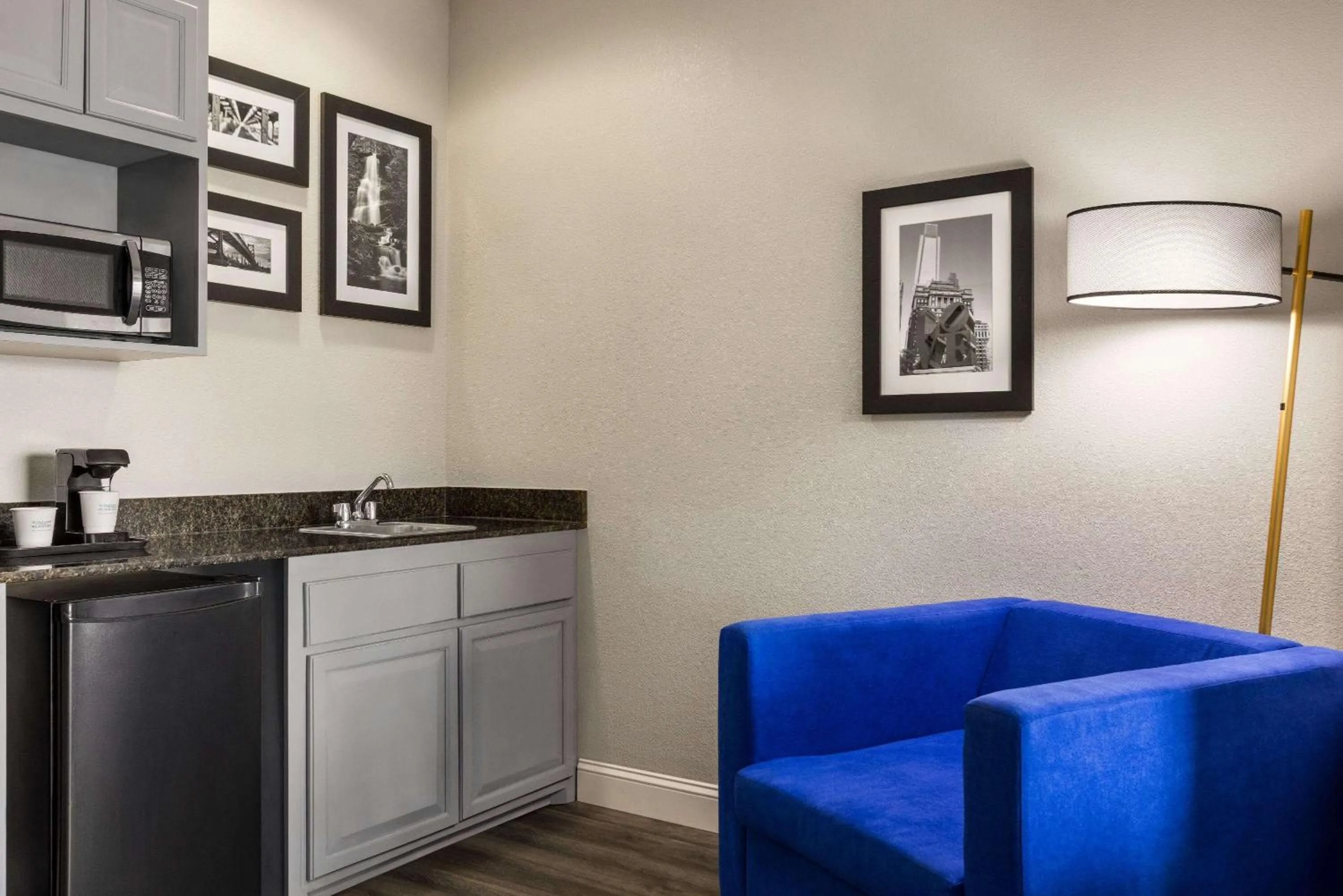 Photo of the whole room in La Quinta by Wyndham Mt. Laurel - Philadelphia