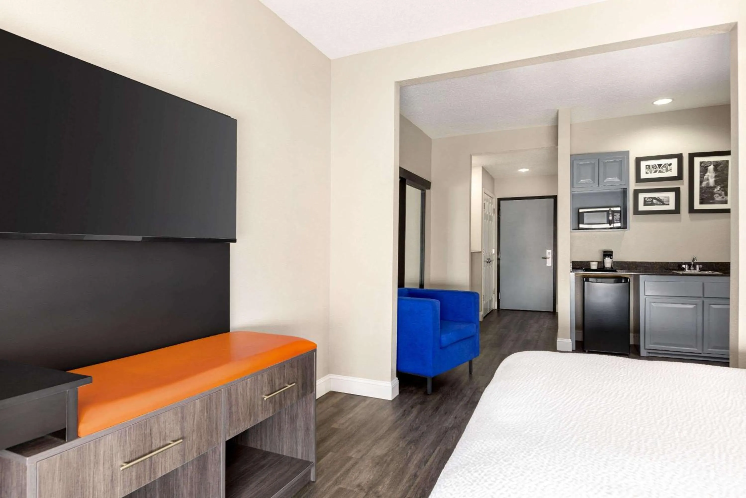 Photo of the whole room, Bed in La Quinta by Wyndham Mt. Laurel - Philadelphia