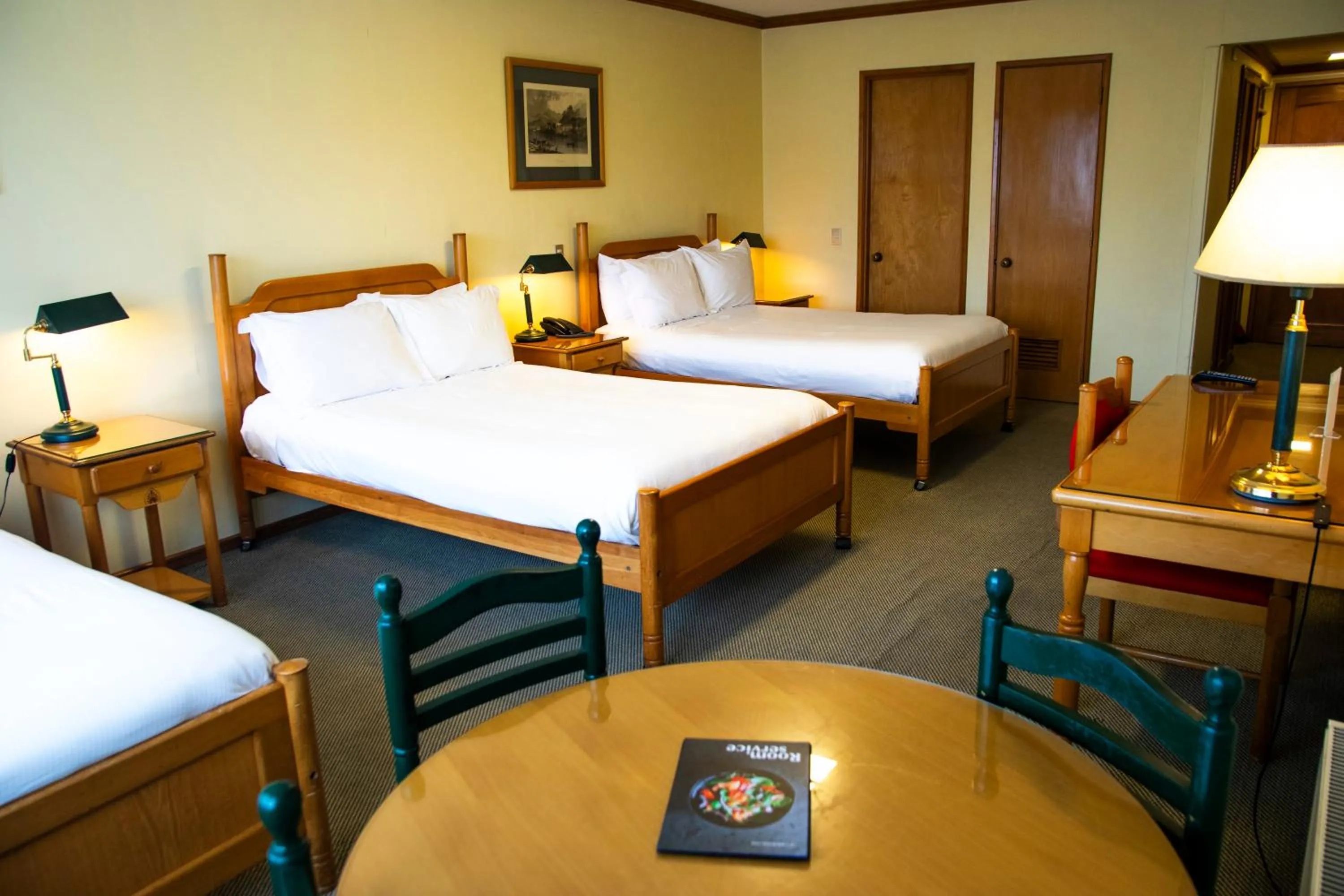 Photo of the whole room, Bed in abba Presidente Suites Puerto Montt