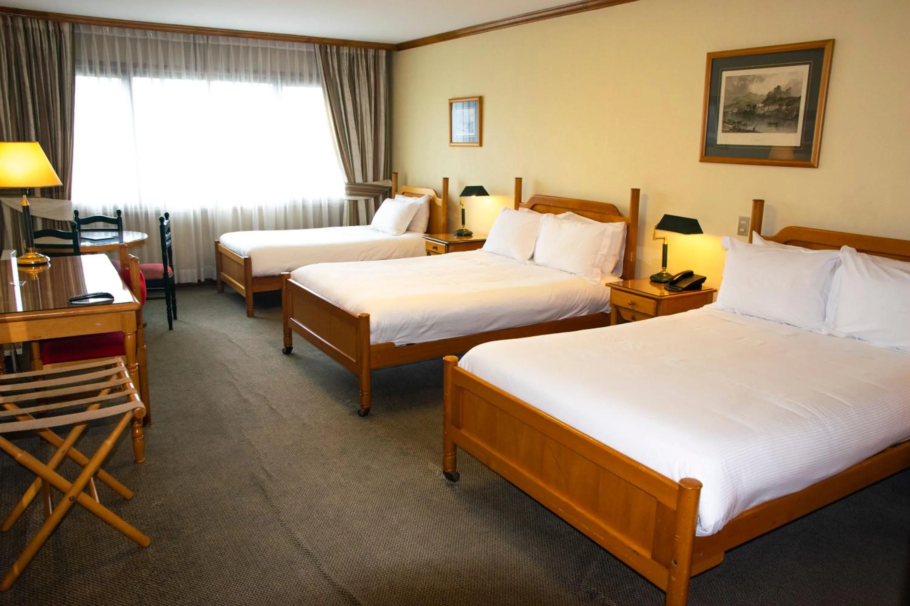 Photo of the whole room, Bed in abba Presidente Suites Puerto Montt