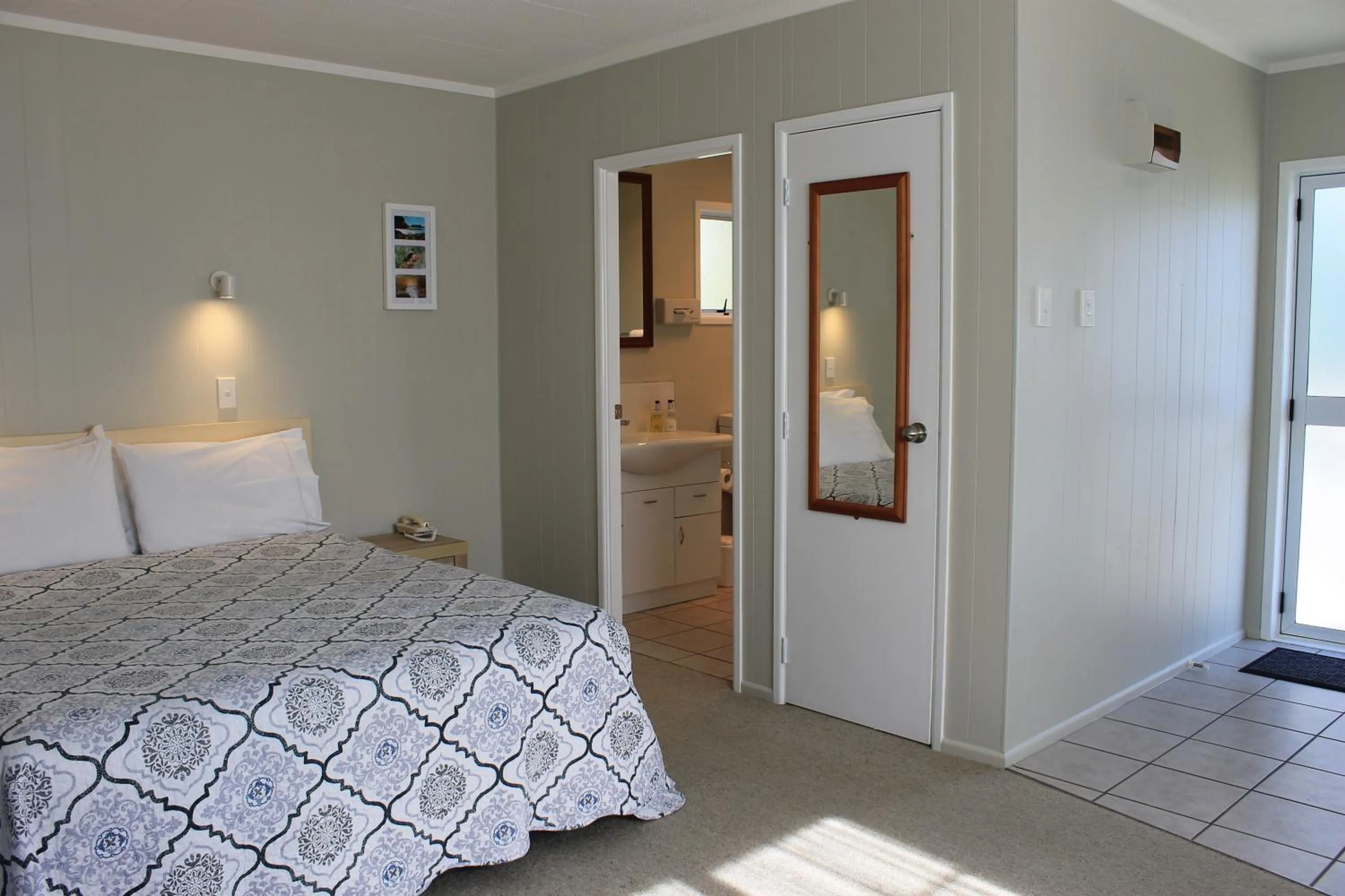 Bed in Ash Grove Boutique Motel