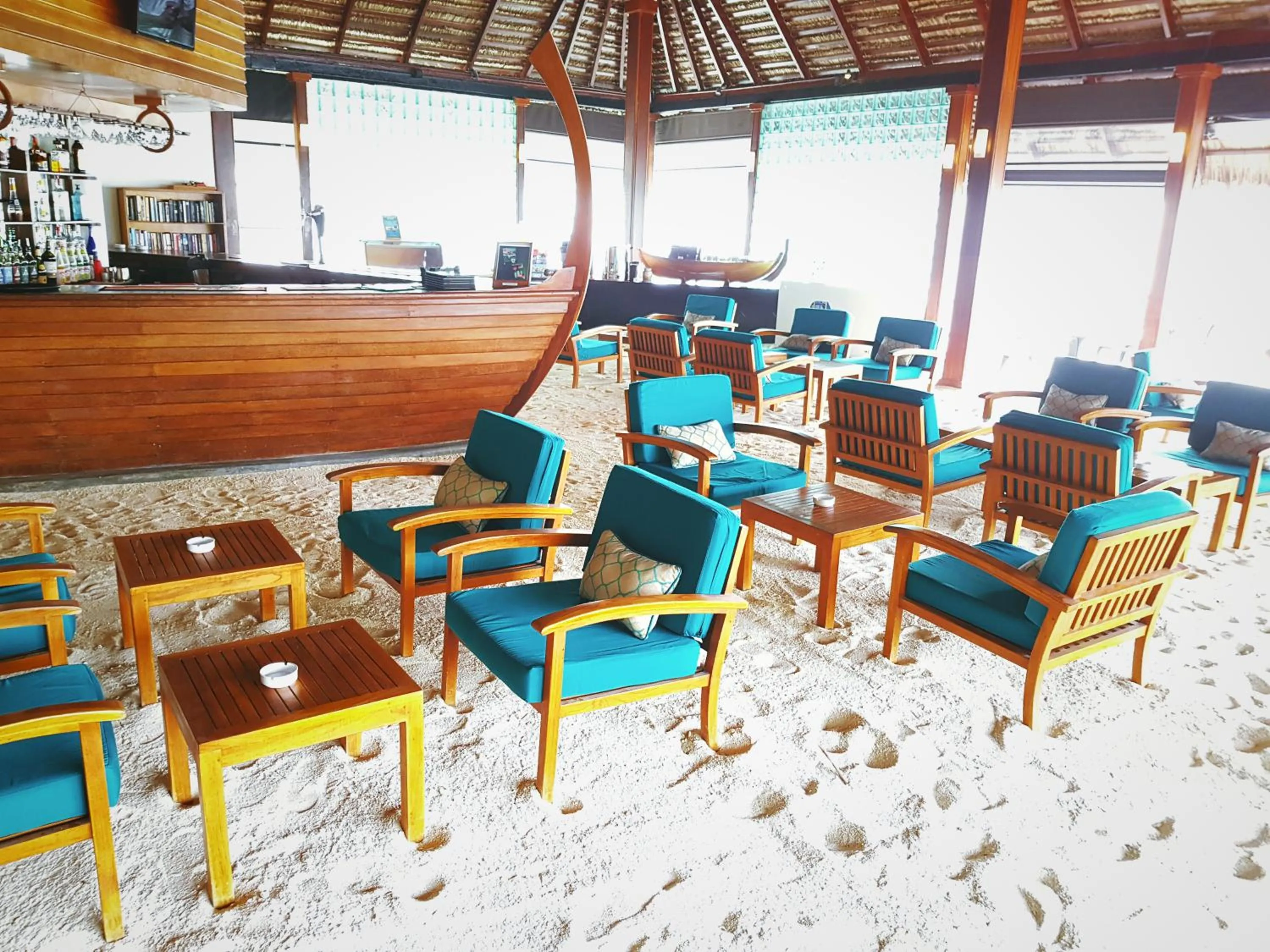 Lounge or bar in Adaaran Club Rannalhi - All Inclusive - 45 Minutes away from Male by Speedboat