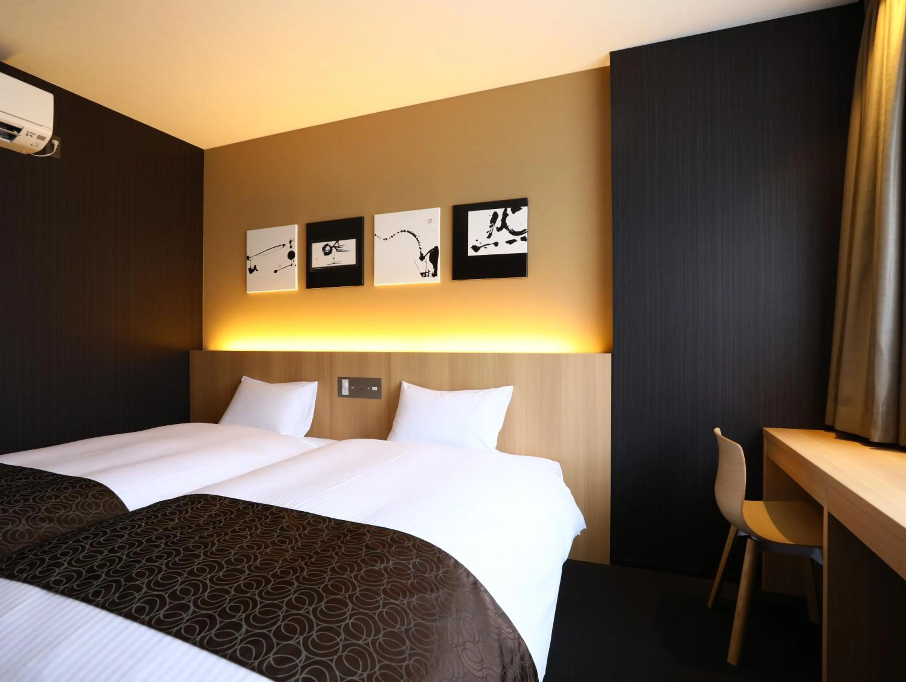 Bed in KOKO HOTEL Kyoto Shijo Karasuma - formerly Hotel Wing International Kyoto - Shijo Karasuma