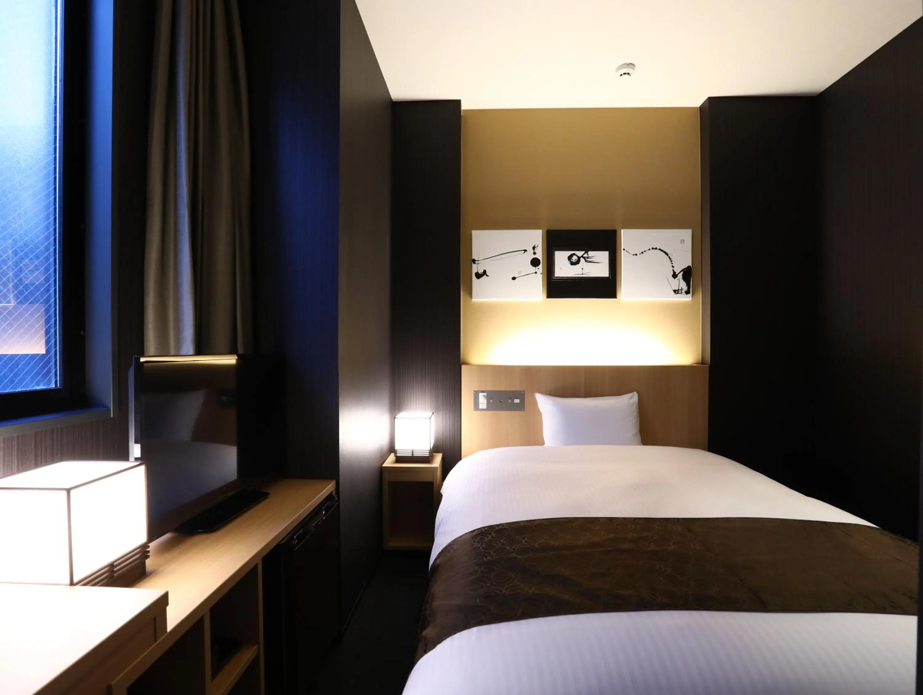 Bed in KOKO HOTEL Kyoto Shijo Karasuma - formerly Hotel Wing International Kyoto - Shijo Karasuma