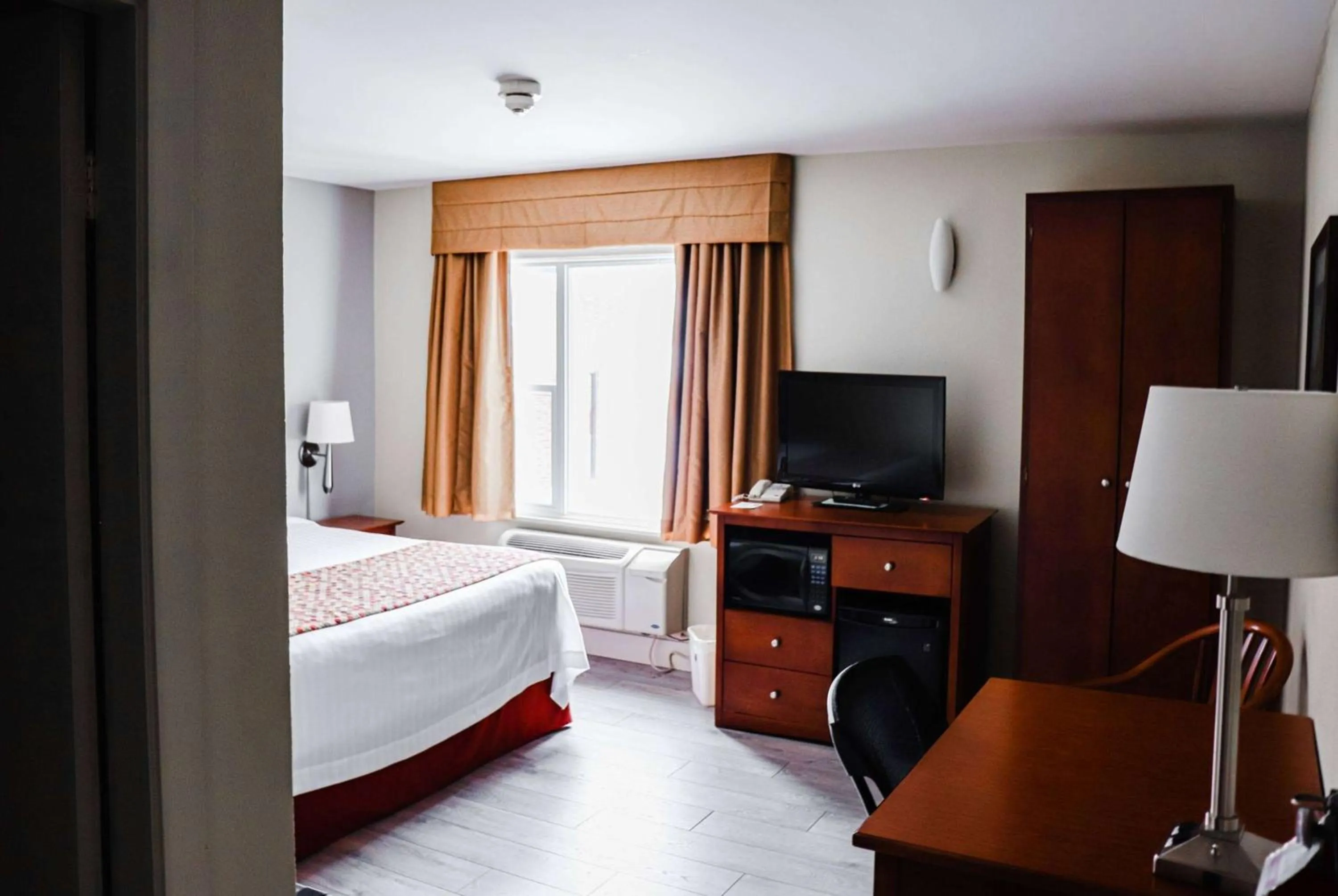 Photo of the whole room, Bed in Super 8 by Wyndham Campbellton NB