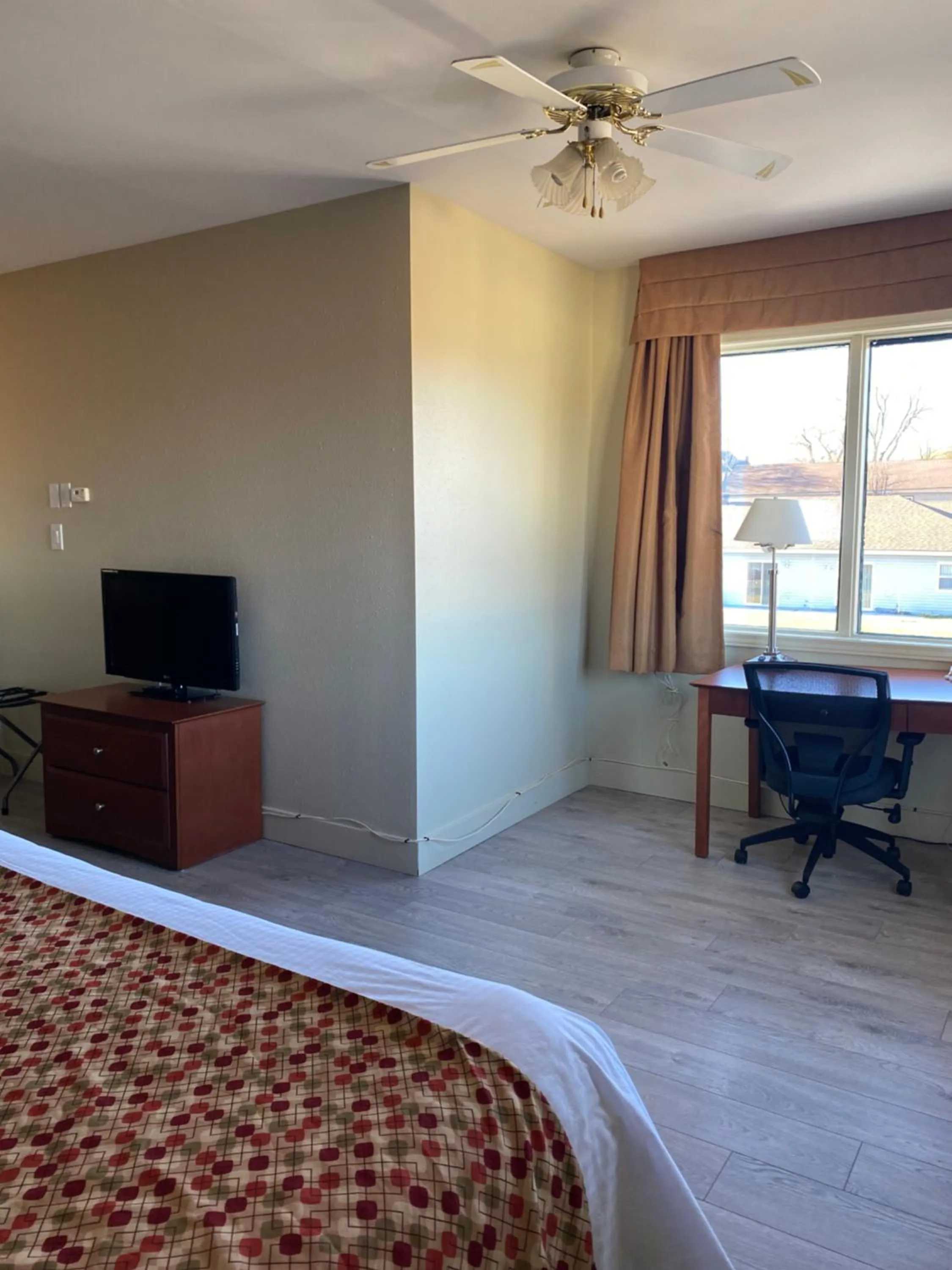 TV and multimedia, Bed in Super 8 by Wyndham Campbellton NB