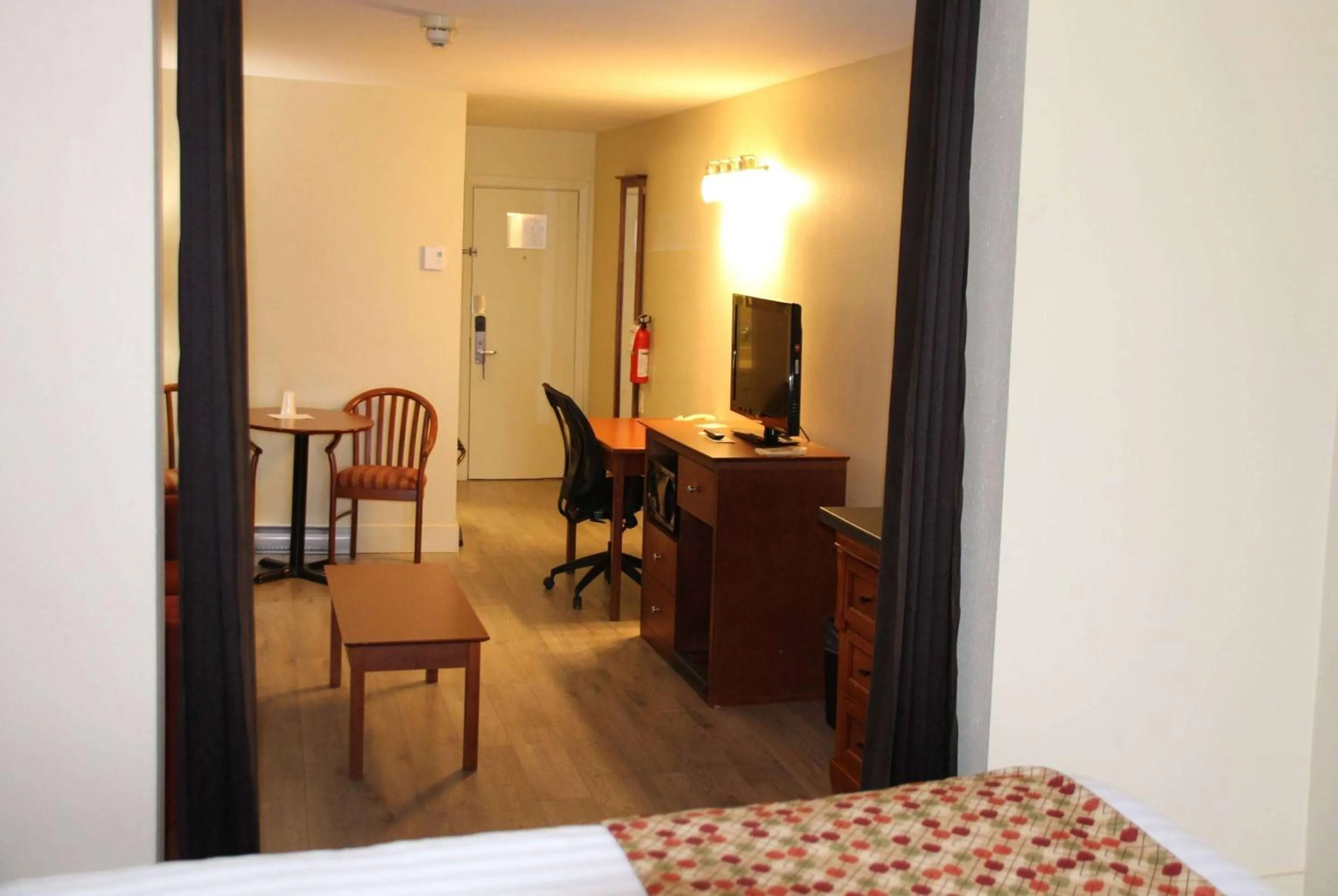 Photo of the whole room in Super 8 by Wyndham Campbellton NB